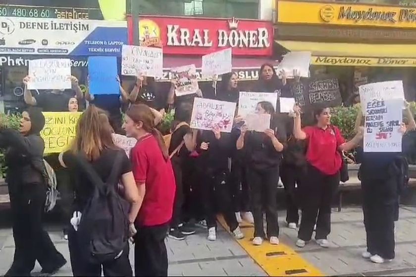 Liseli genç kadınlardan Esenyurt'ta kadın cinayetleri protestosu