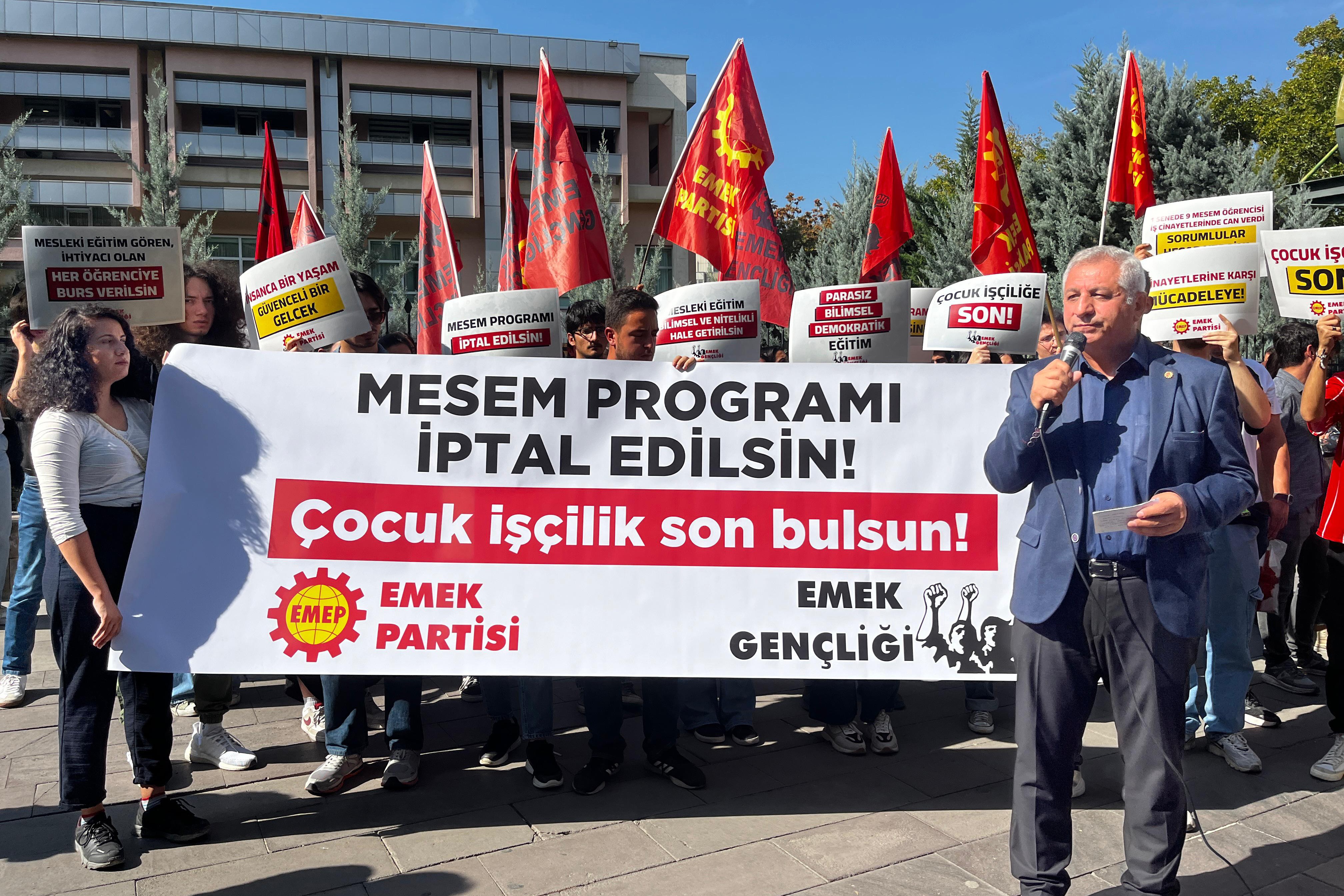 emek partisi milli eğitim bakanlığı önünde MESEM'in kapatılması için açıklama yaptı 