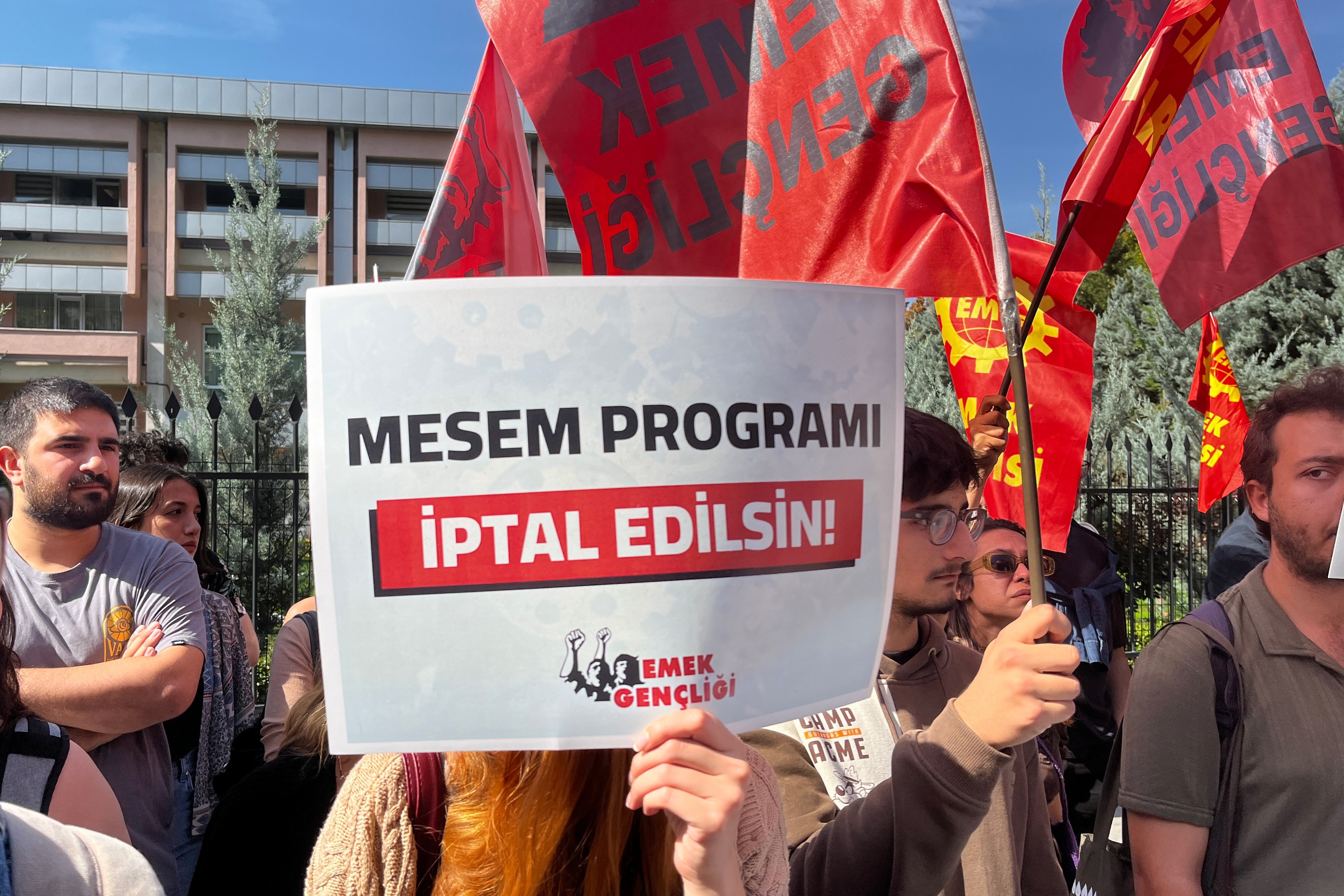 emek partisi milli eğitim bakanlığı önünde MESEM'in kapatılması için açıklama yaptı 