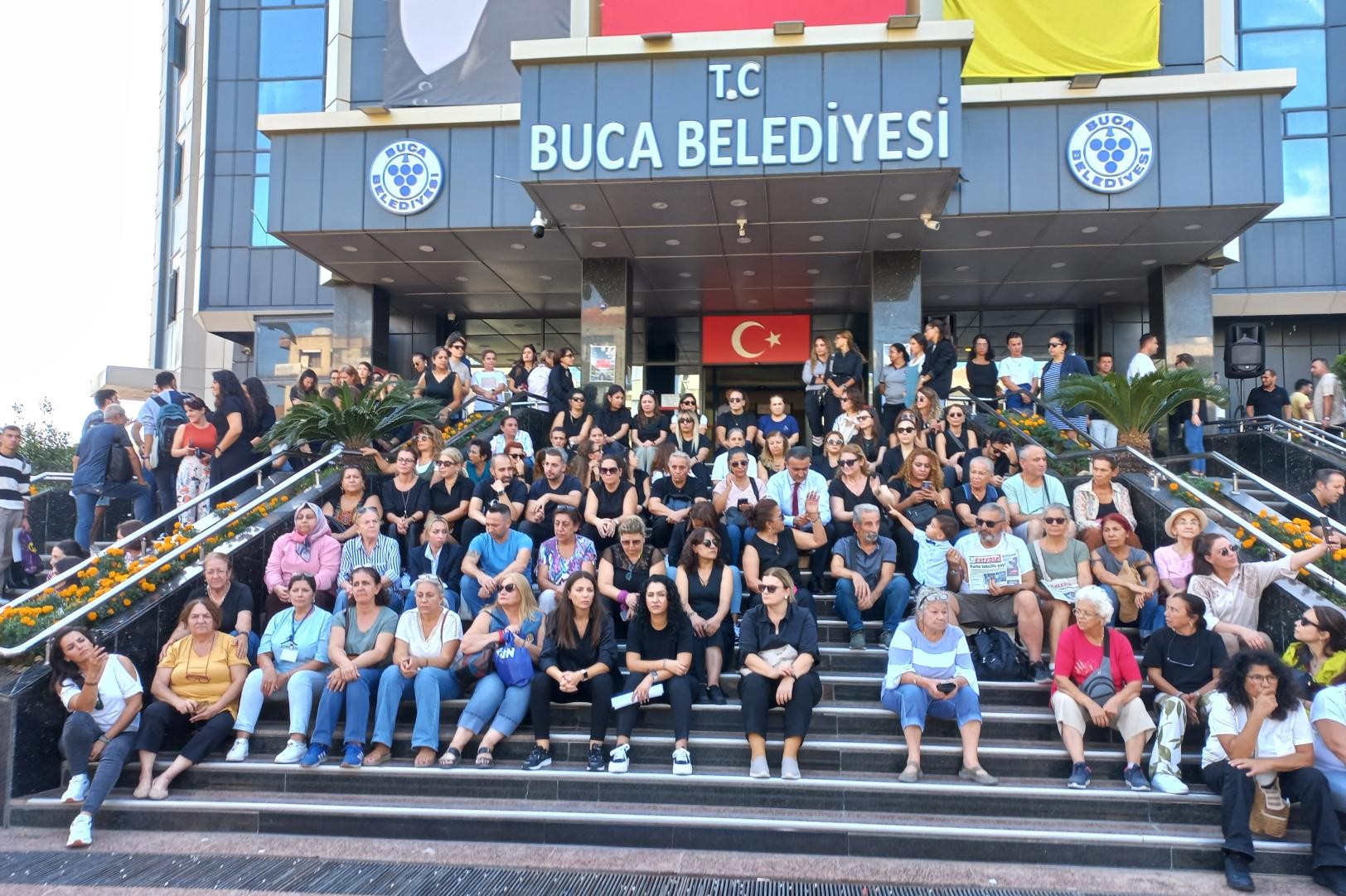 Buca Belediyesi kadın emekçilerinin kadın cinayetlerine tepki açıklaması