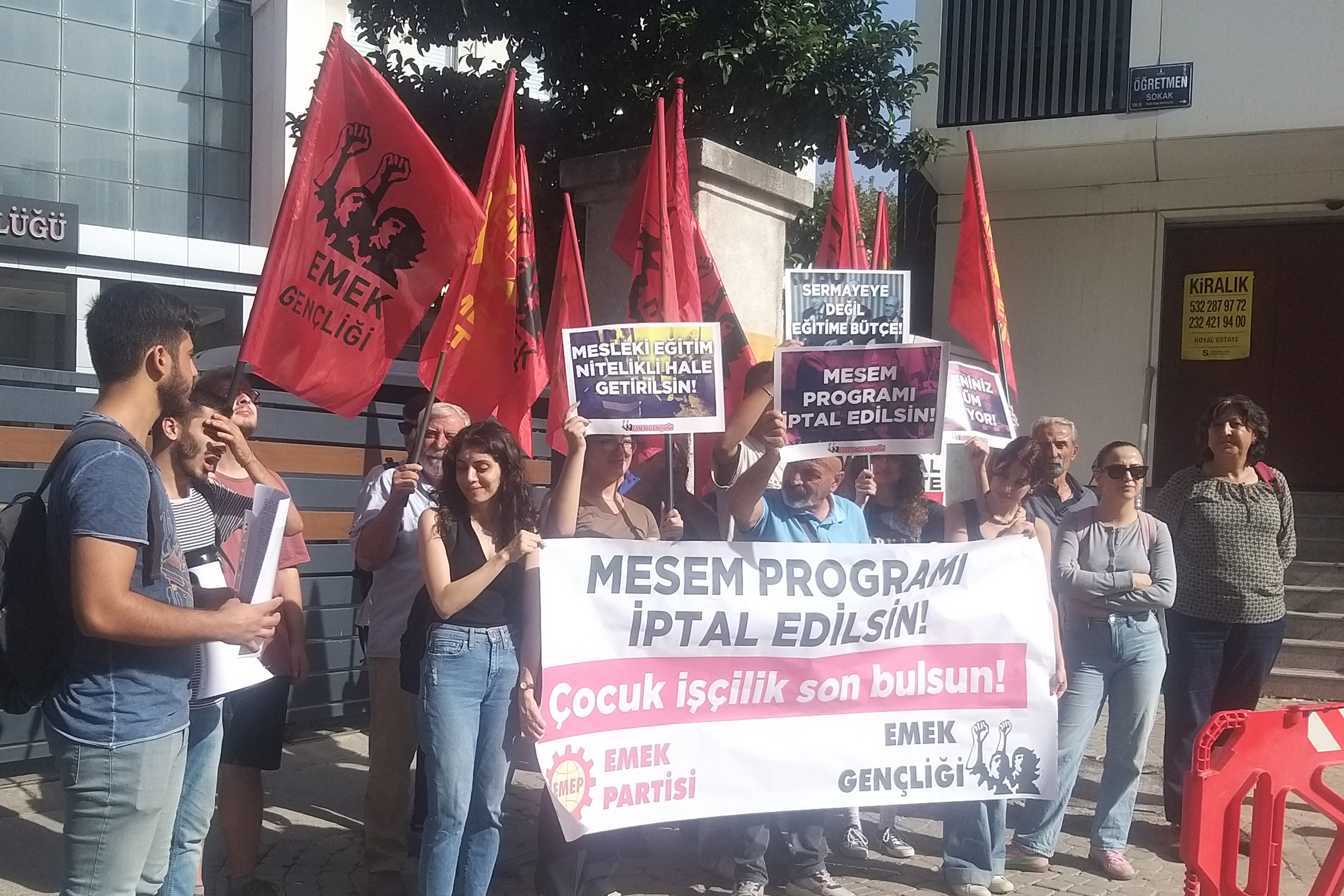 EMEP İzmir İl Milli Eğitim önünde MESEM'e karşı açıklama yaptı 