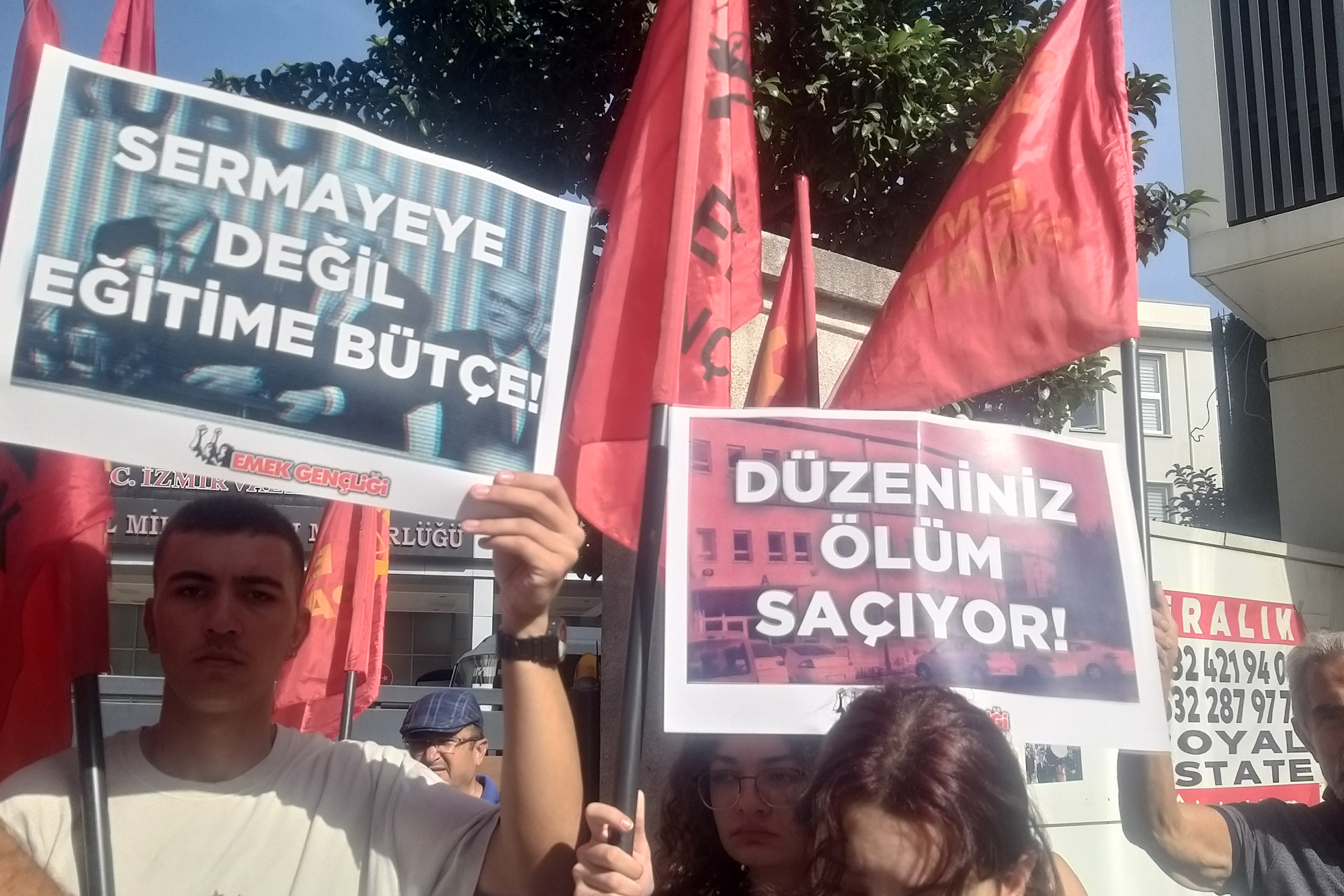 EMEP İzmir İl Milli Eğitim önünde MESEM'e karşı açıklama yaptı 