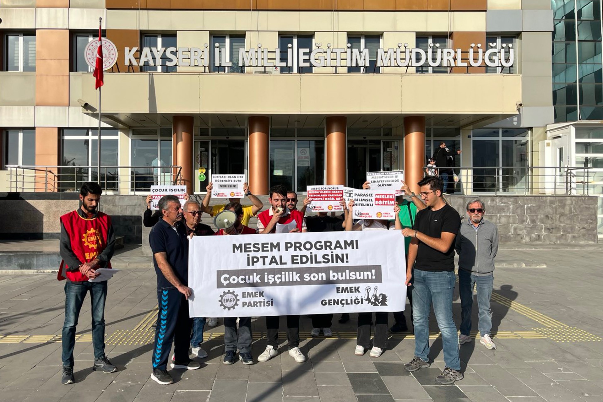 EMEP Kayseri İl Milli Eğitim önünde MESEM'e karşı açıklama yaptı 