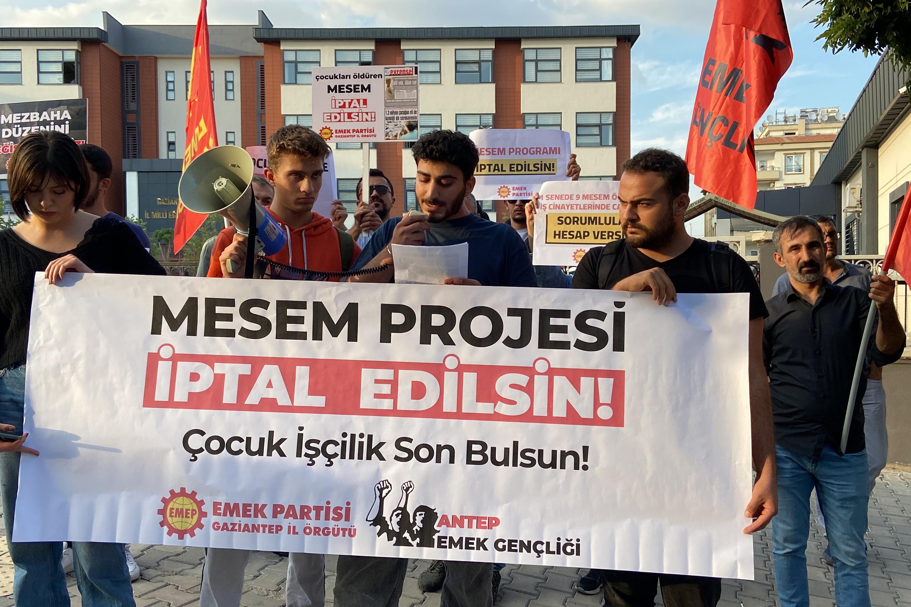 EMEP Antep İl Milli Eğitim önünde MESEM'e karşı açıklama yaptı 