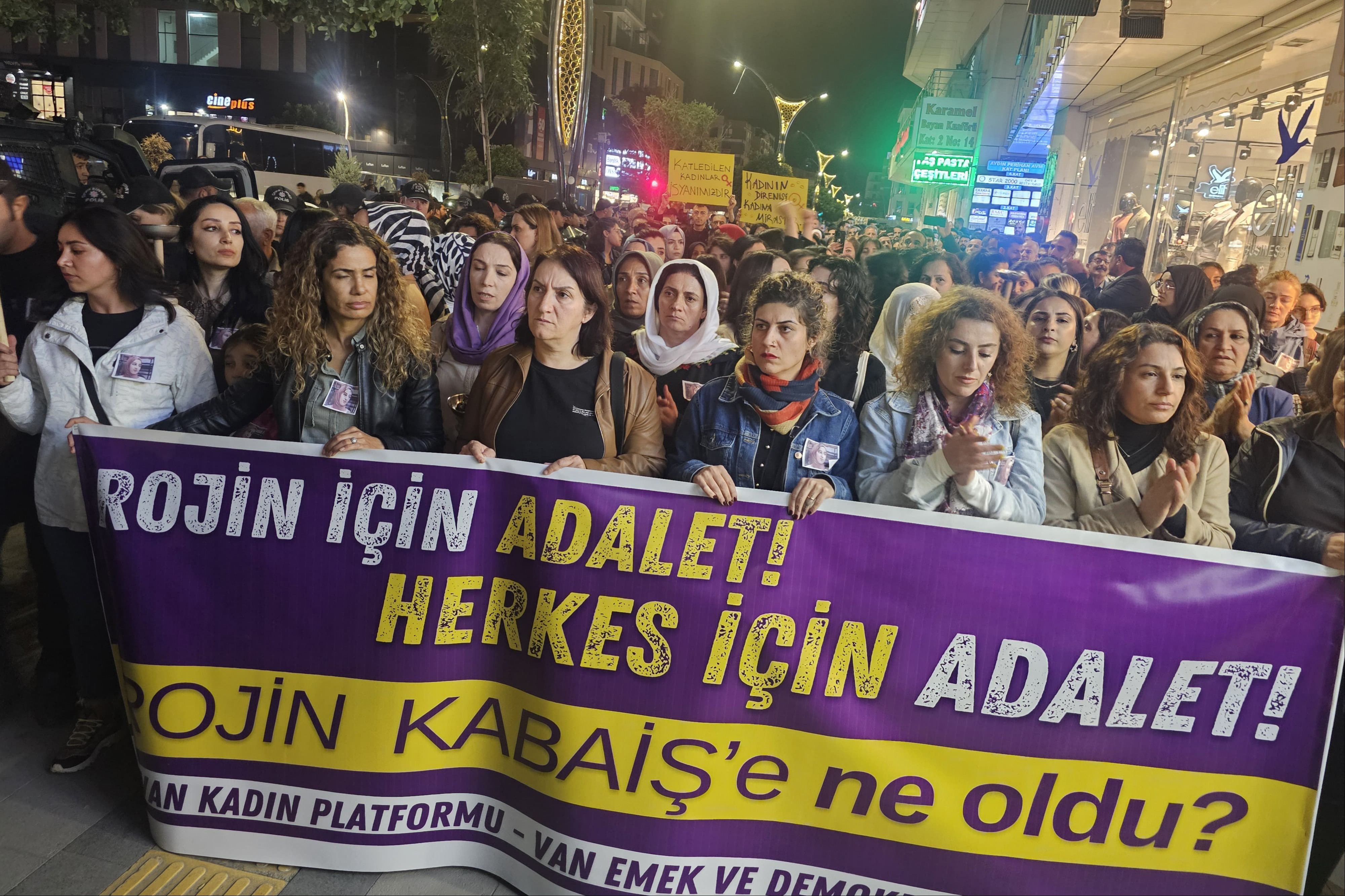 Van’da kadınlar polis engelini aştı, Rojin için meşaleli yürüyüş yaptı