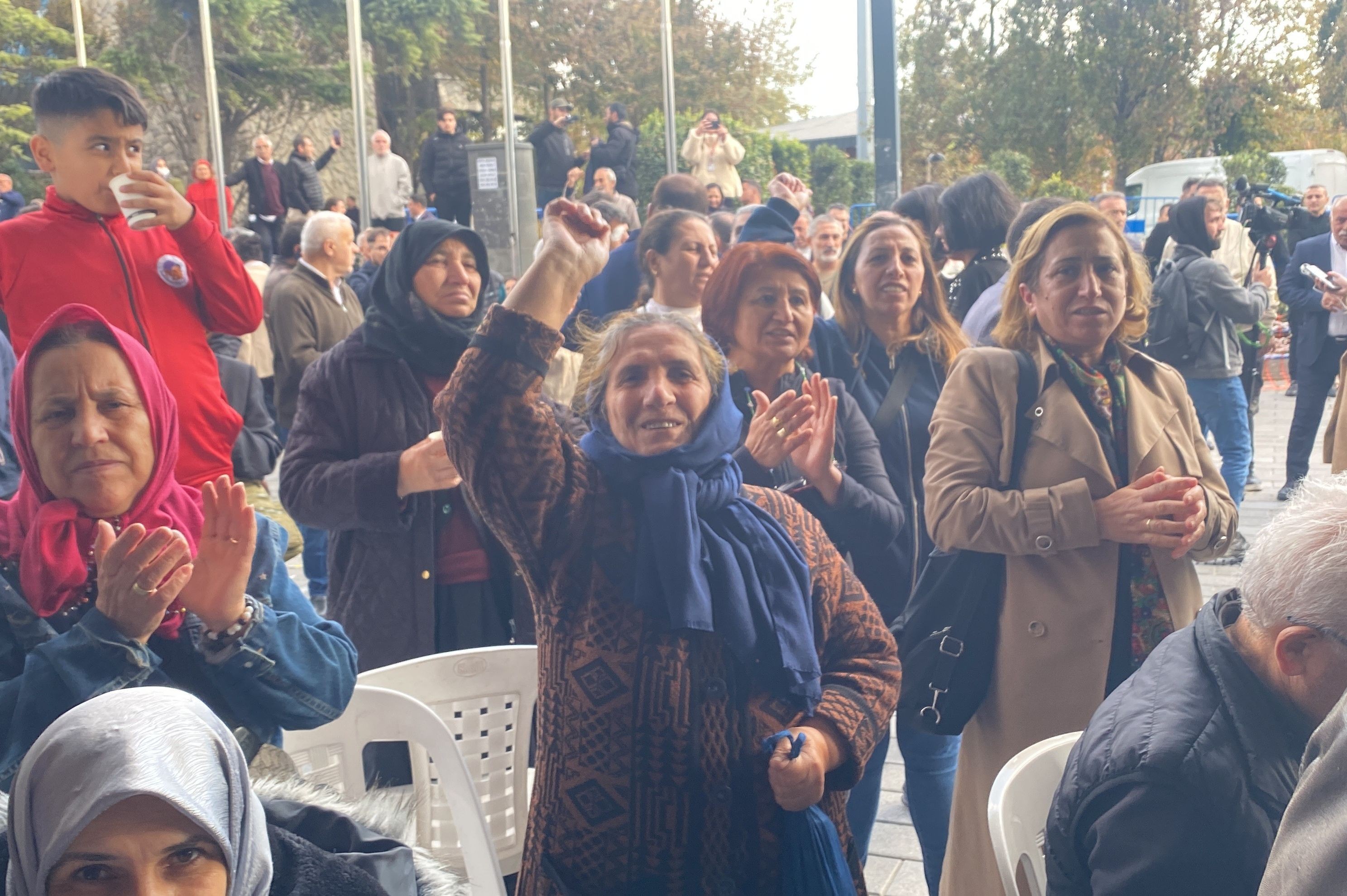 Esenyurt Belediyesi önünde bekleyenler