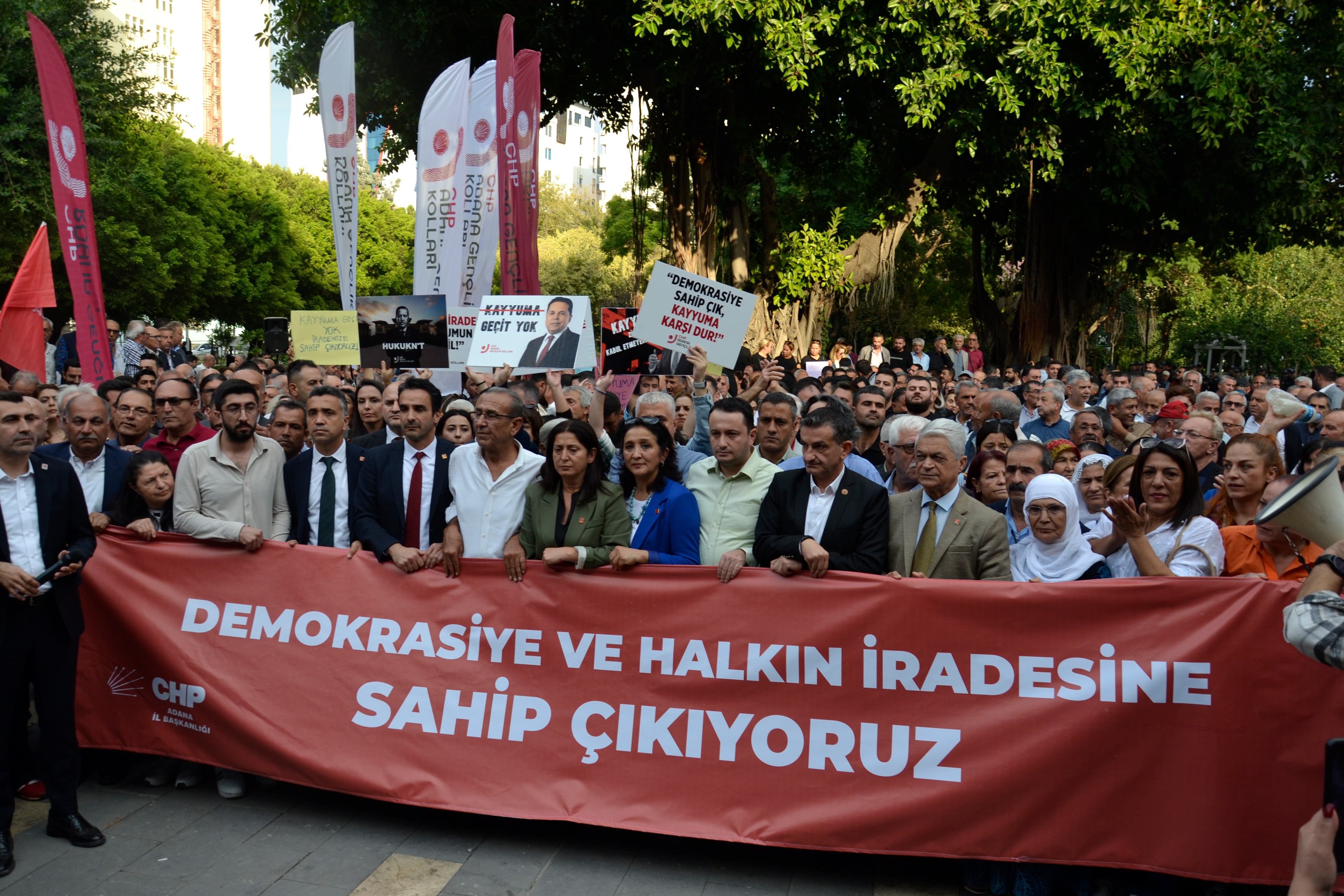 Adana'da Esenyurt belediyesine kayyum atanması  protesto edildi 