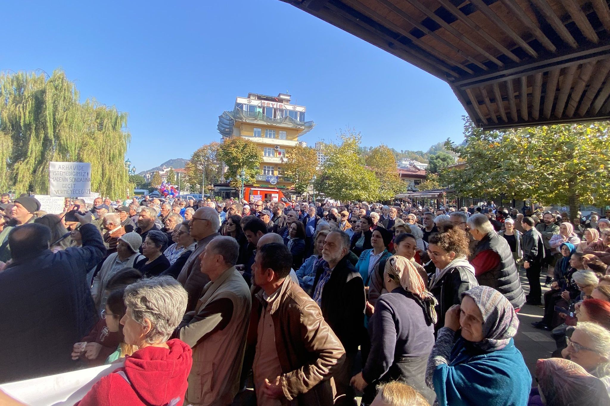 Artvin'de yüzlerce kişi madene karşı eylemde