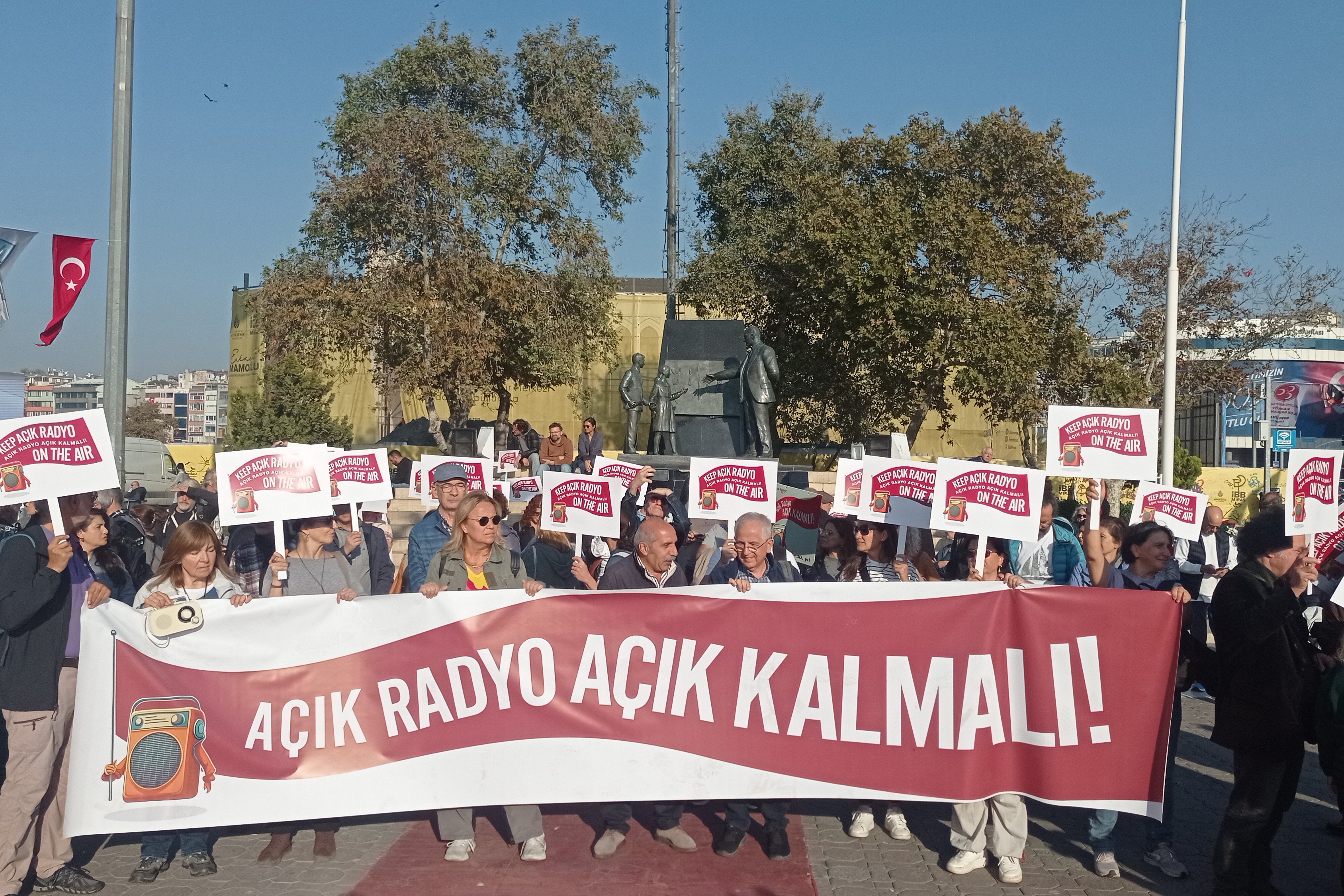 Açık Radyo dinleyicileri: "Açık Radyo kapatılamaz!"