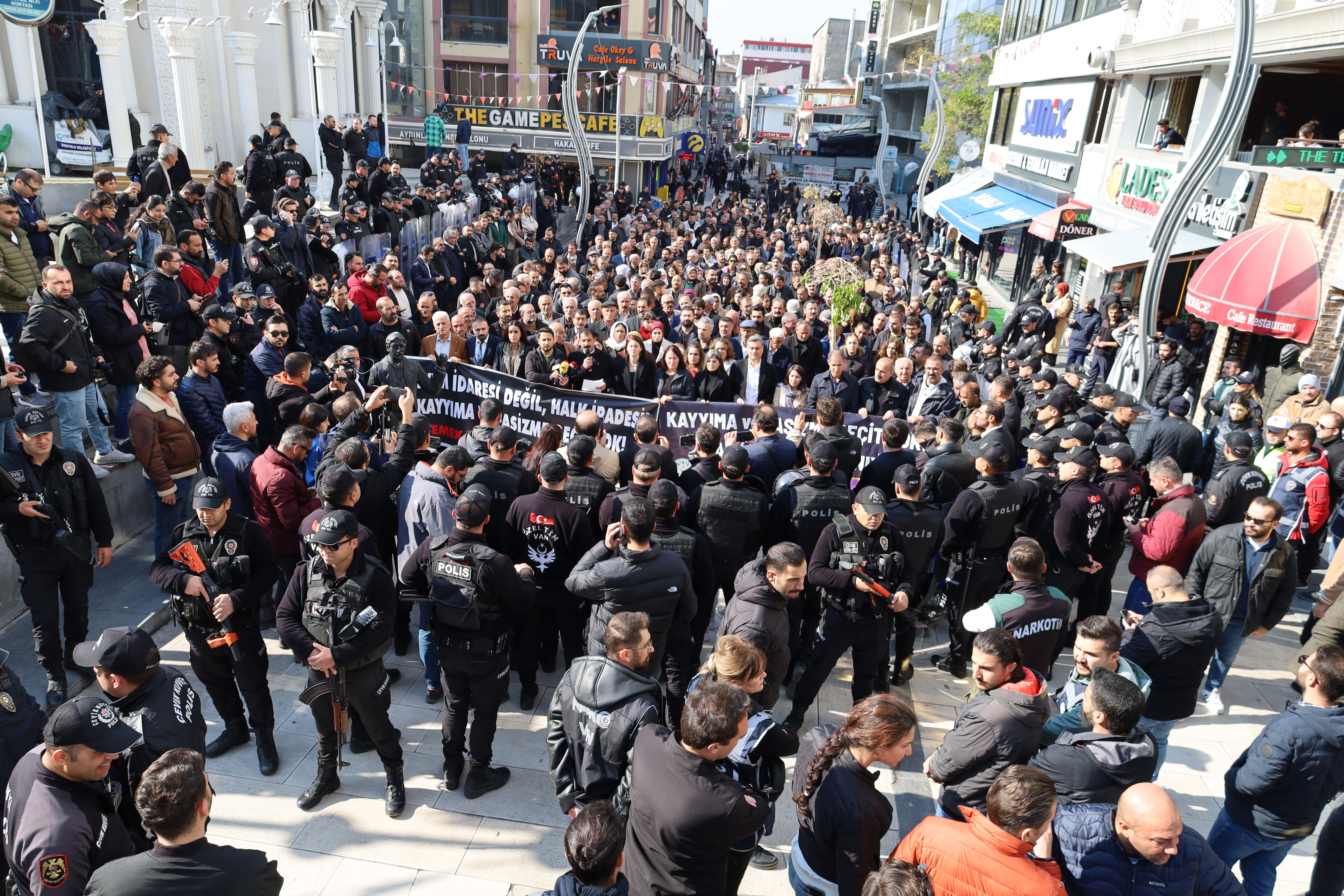 Van'da kayyım protestosuna polis müdahalesi: 4 gözaltı