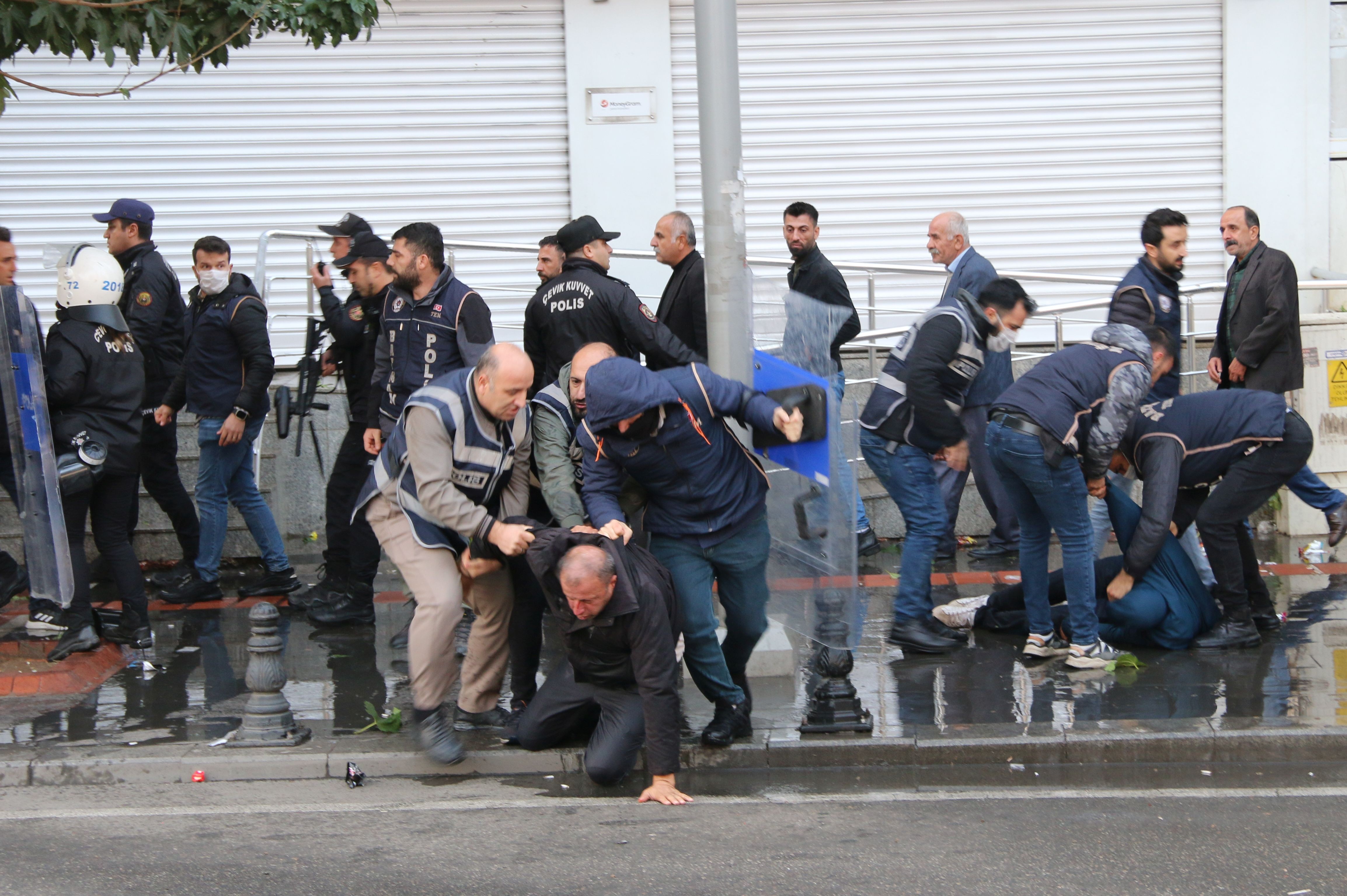 Kayyım atanan Batman'da eyleme polis müdahalesi: En az 75 kişi gözaltına alındı