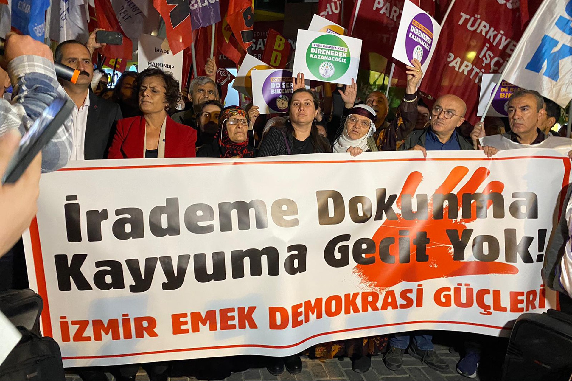 İzmir kayyım protesto