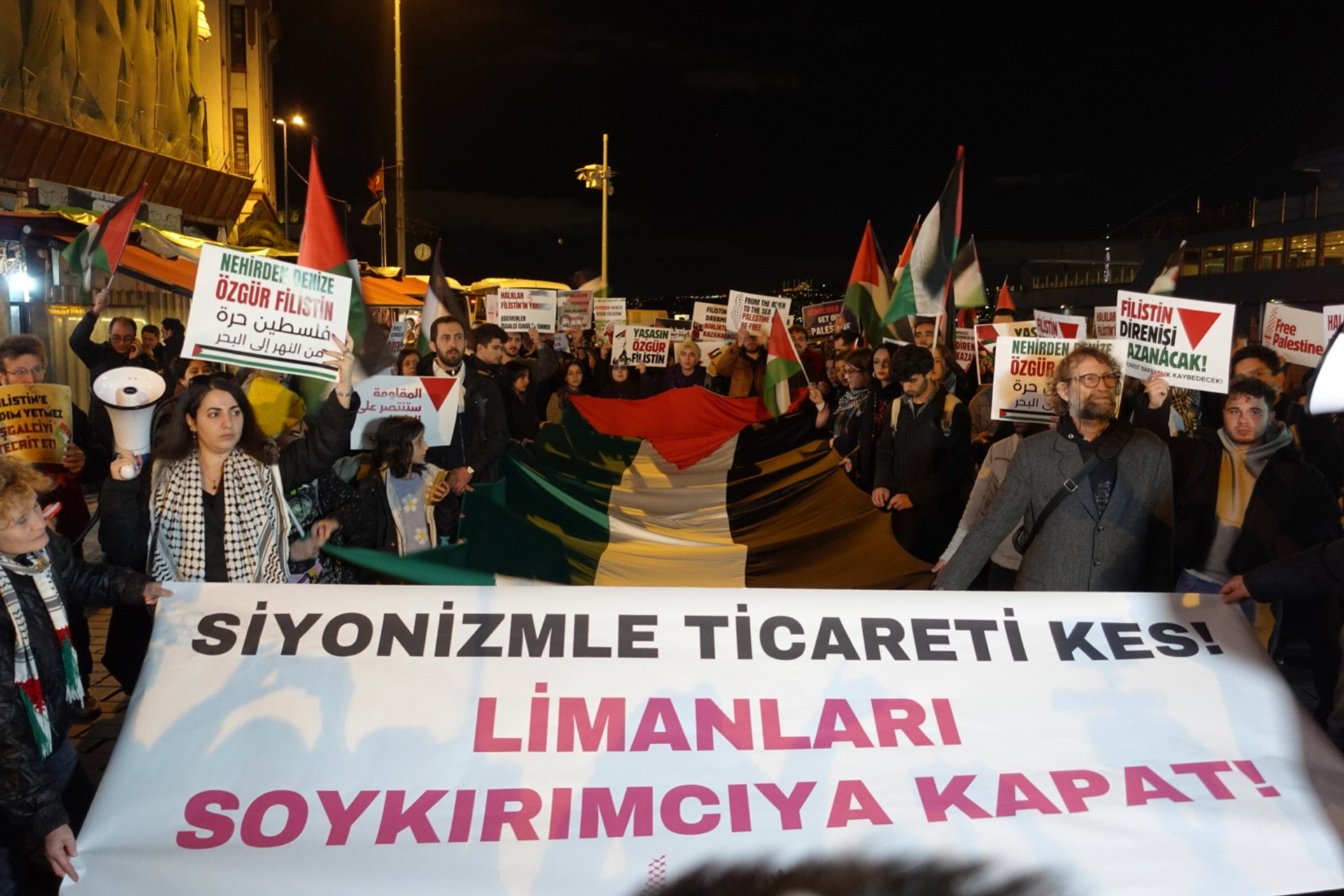 İsrail'le ticarete tepki: "Limanları soykırımcıya kapat!"