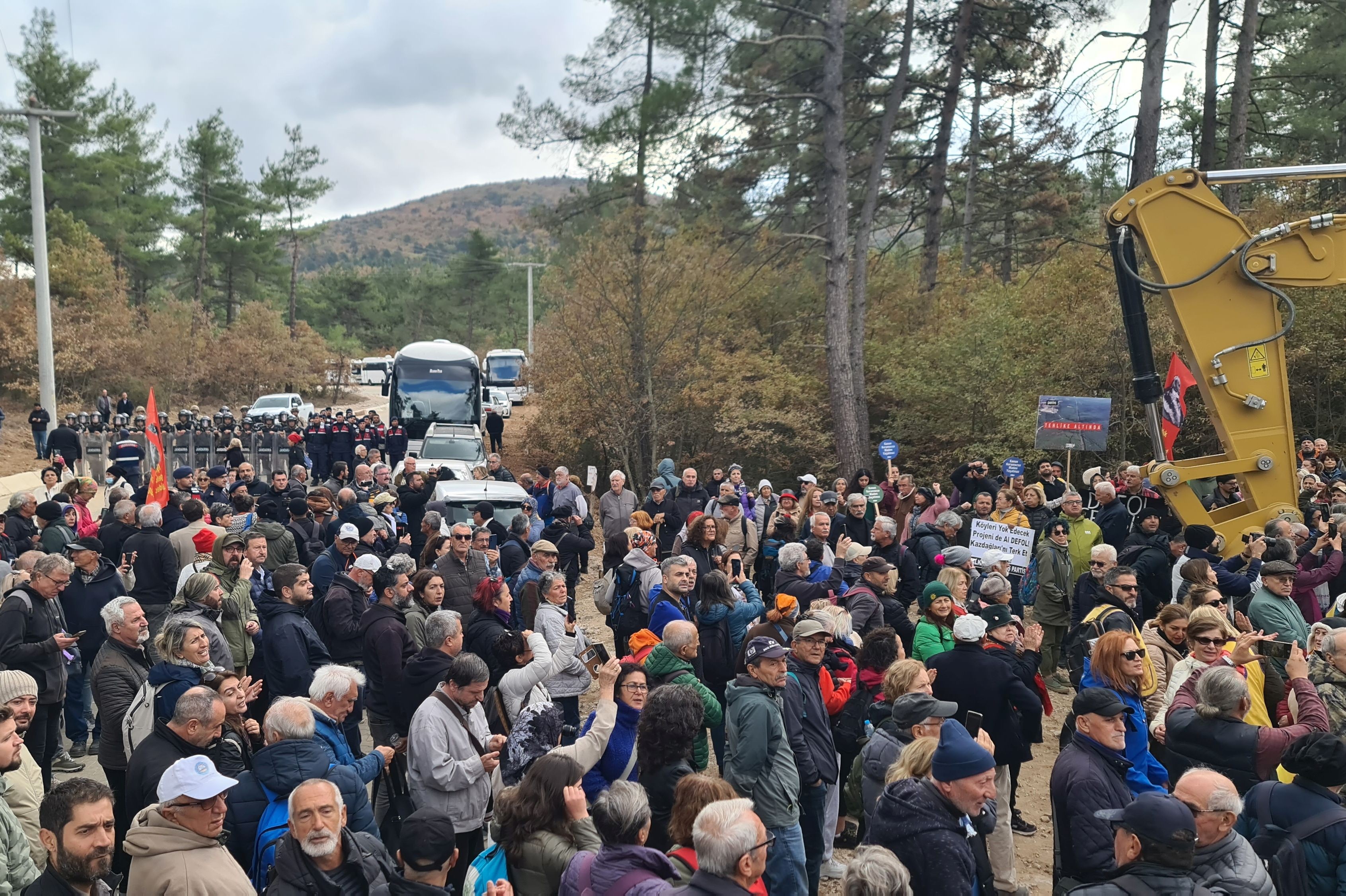 Çanakkalede miting düzenleyen kitle