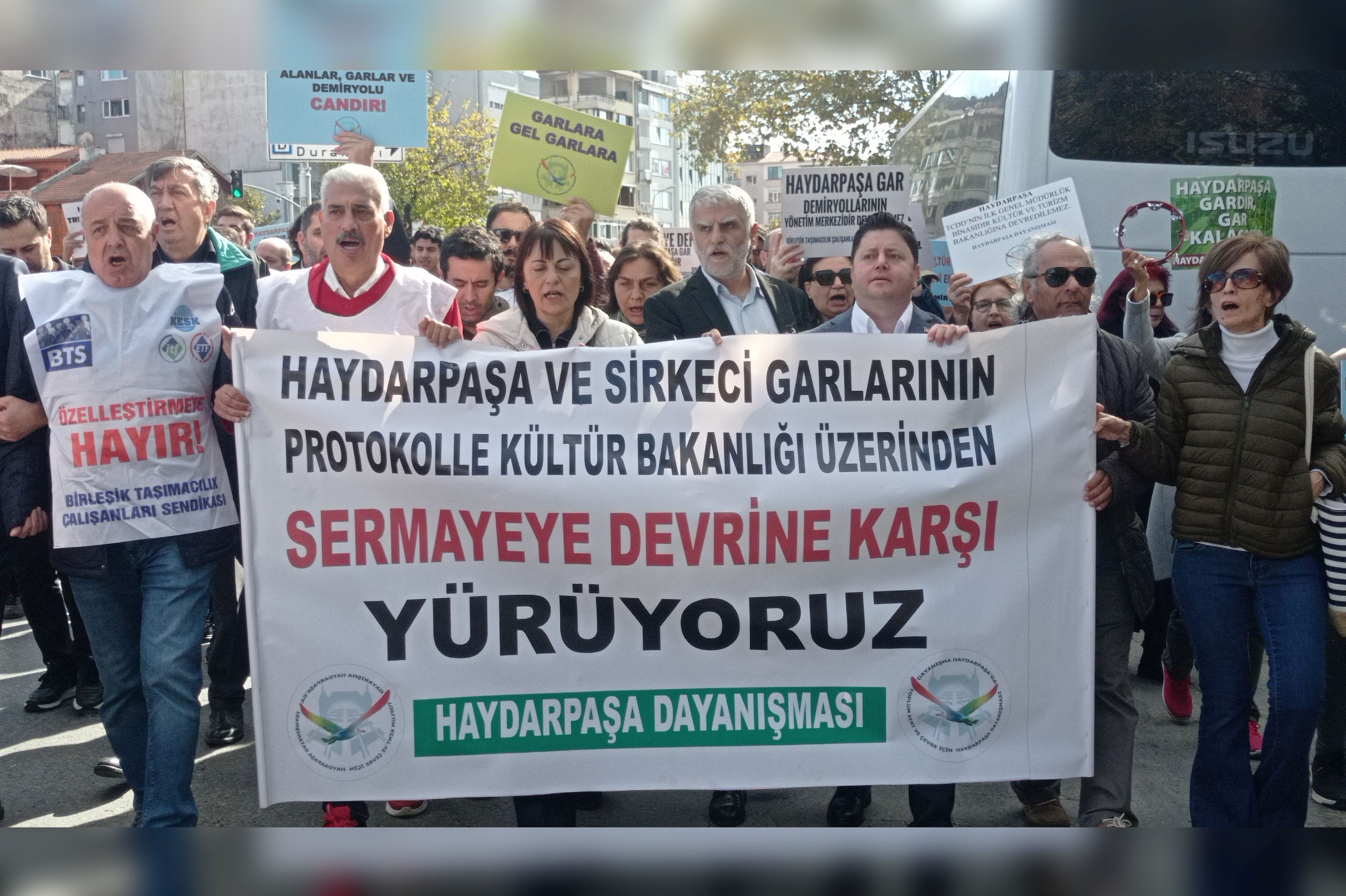 Kadıköylüler garlarına sahip çıktı: Haydarpaşa gardır kayyıma hayır!