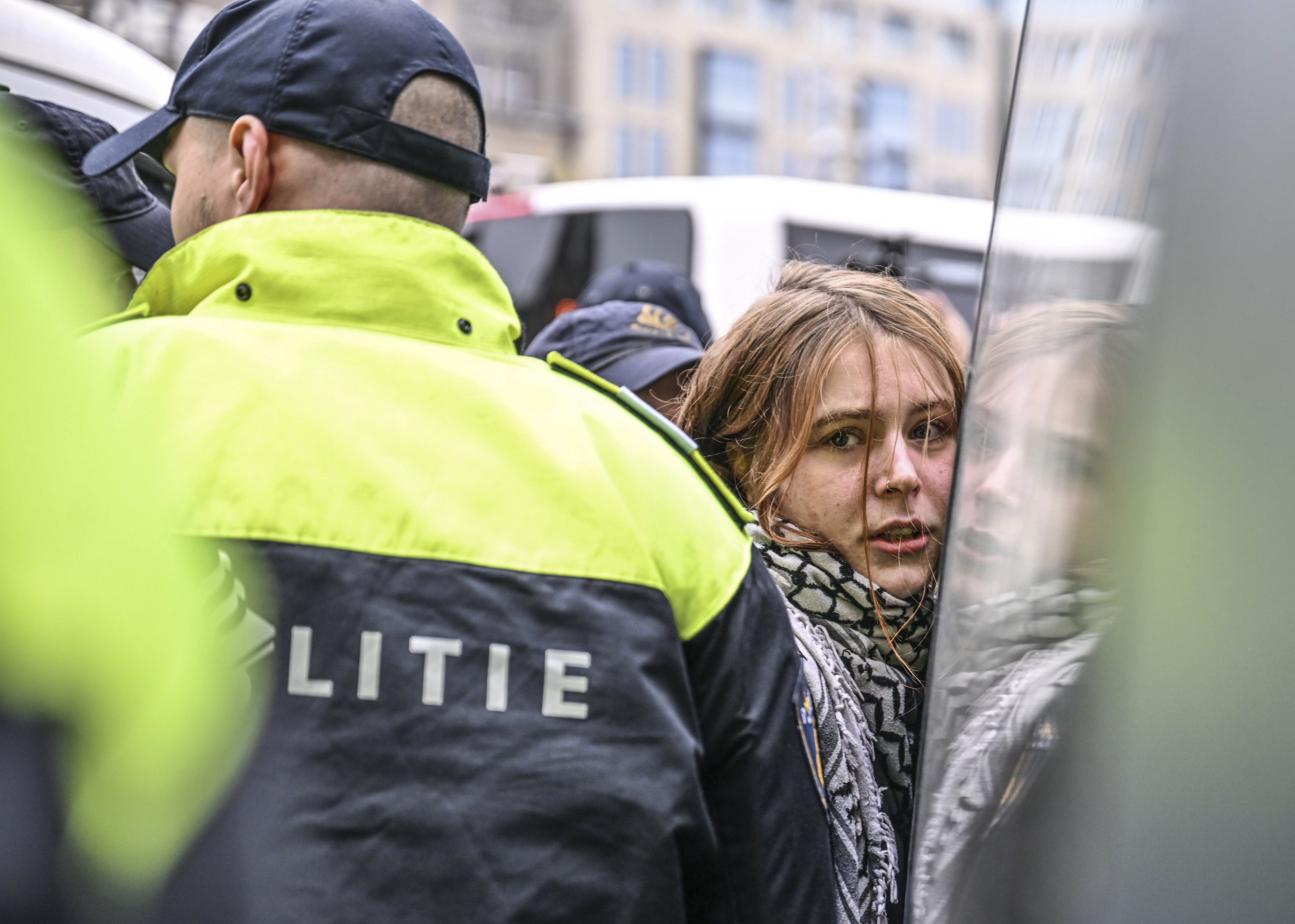 Amsterdam’da İsrailli taraftar terörü ve medya protesto edildi