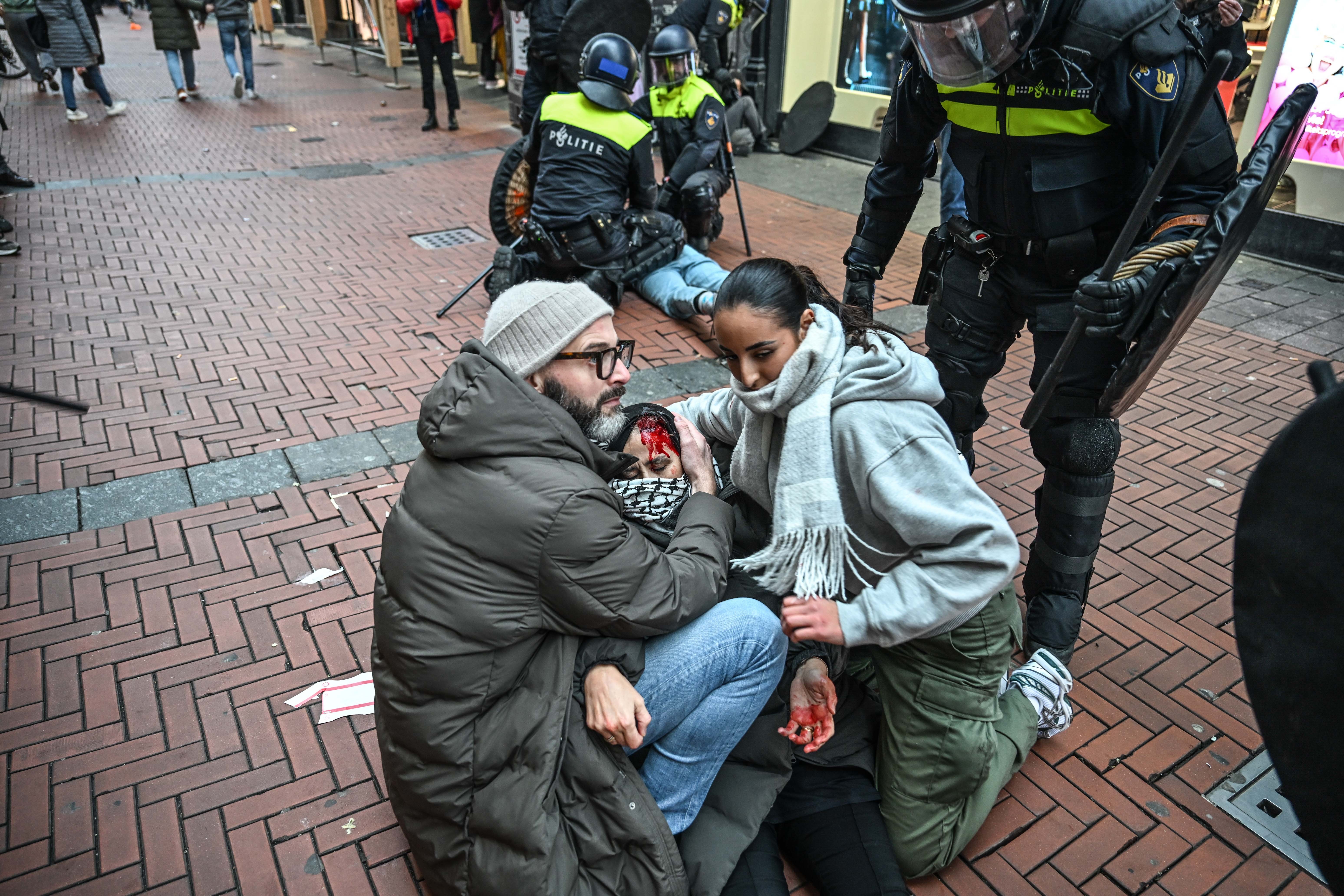 Amsterdam’da İsrailli taraftar terörü ve medya protesto edildi