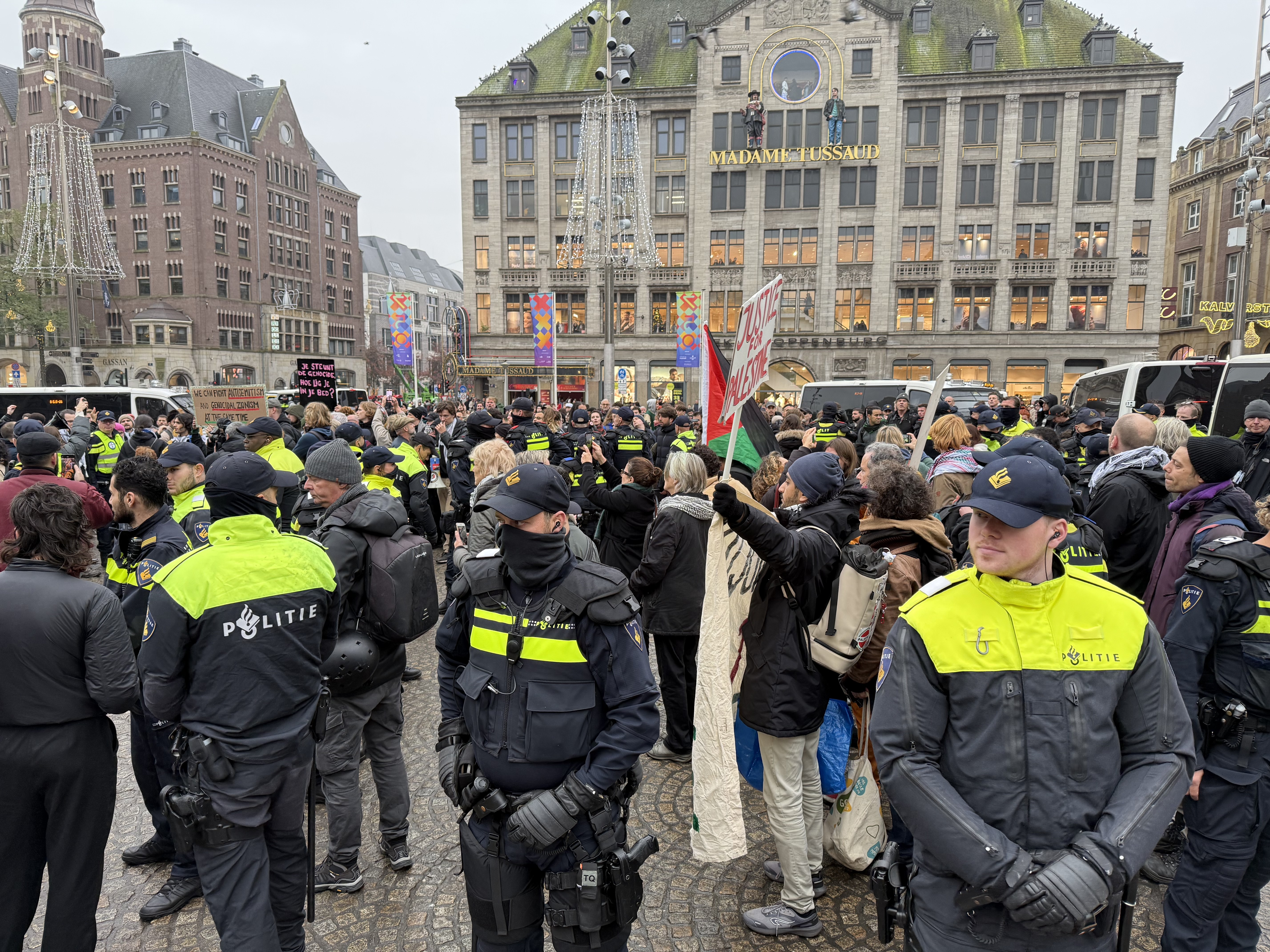 Amsterdam’da İsrailli taraftar terörü ve medya protesto edildi