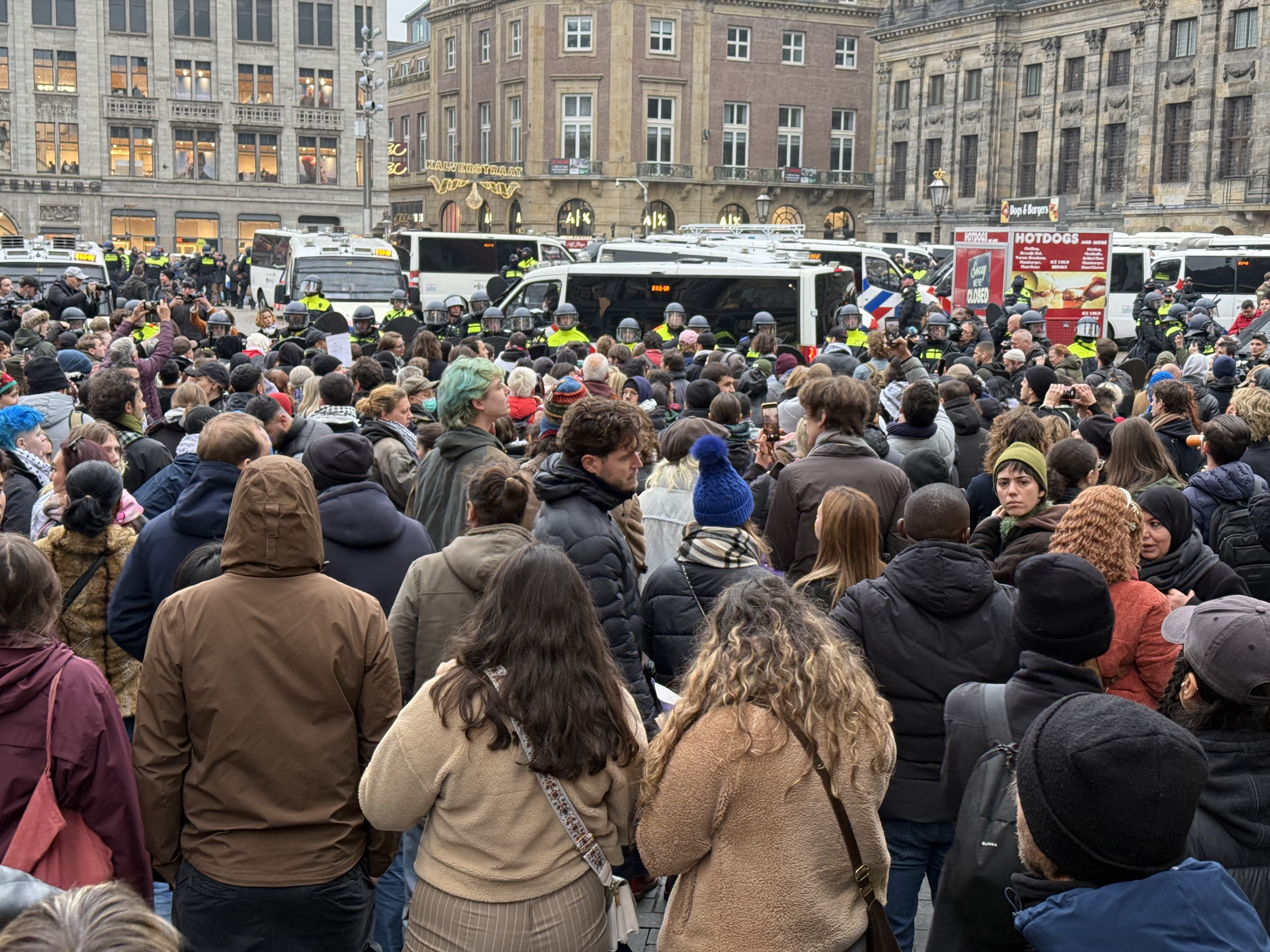 Amsterdam’da İsrailli taraftar terörü ve medya protesto edildi