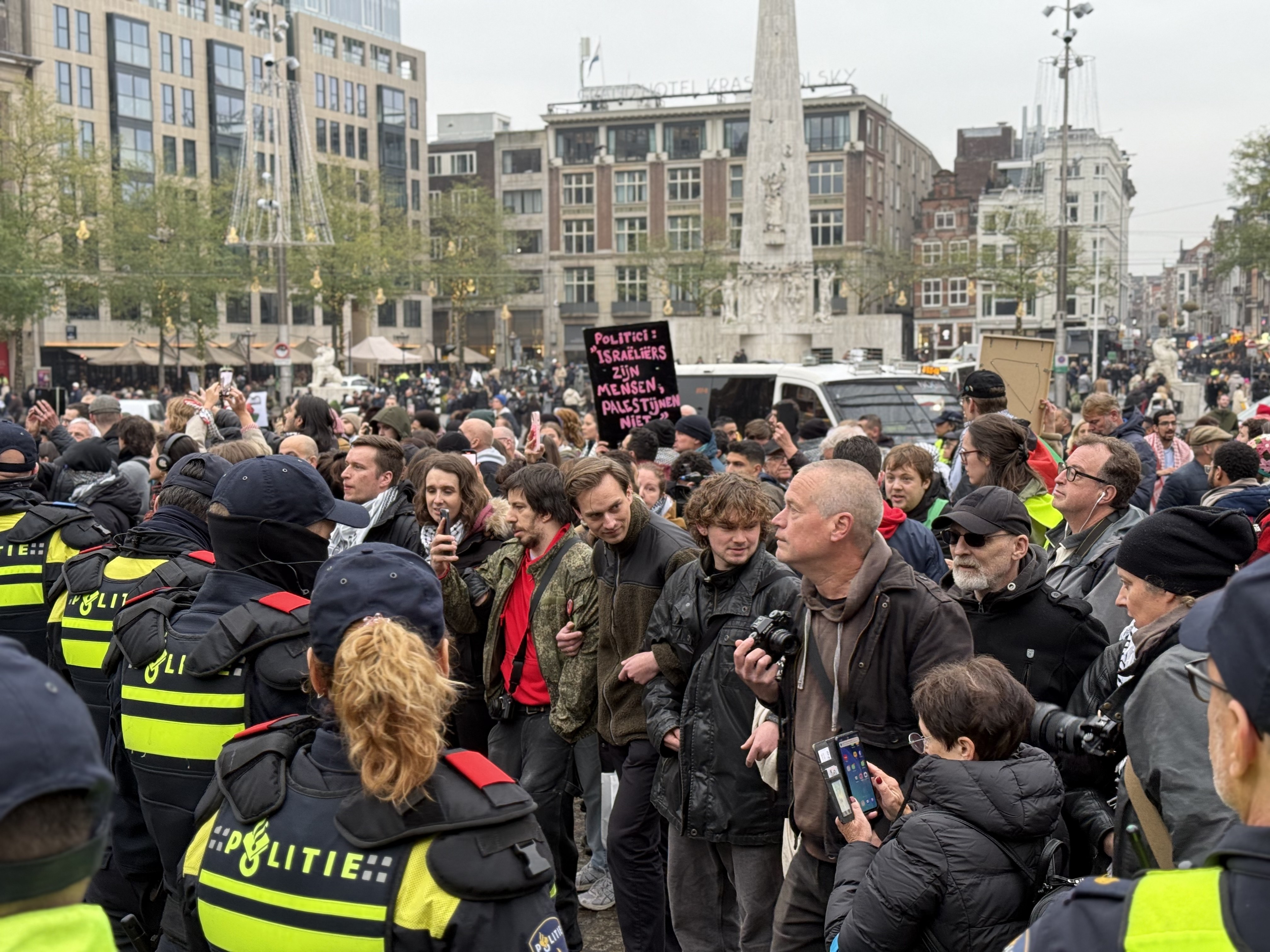 Amsterdam’da İsrailli taraftar terörü ve medya protesto edildi