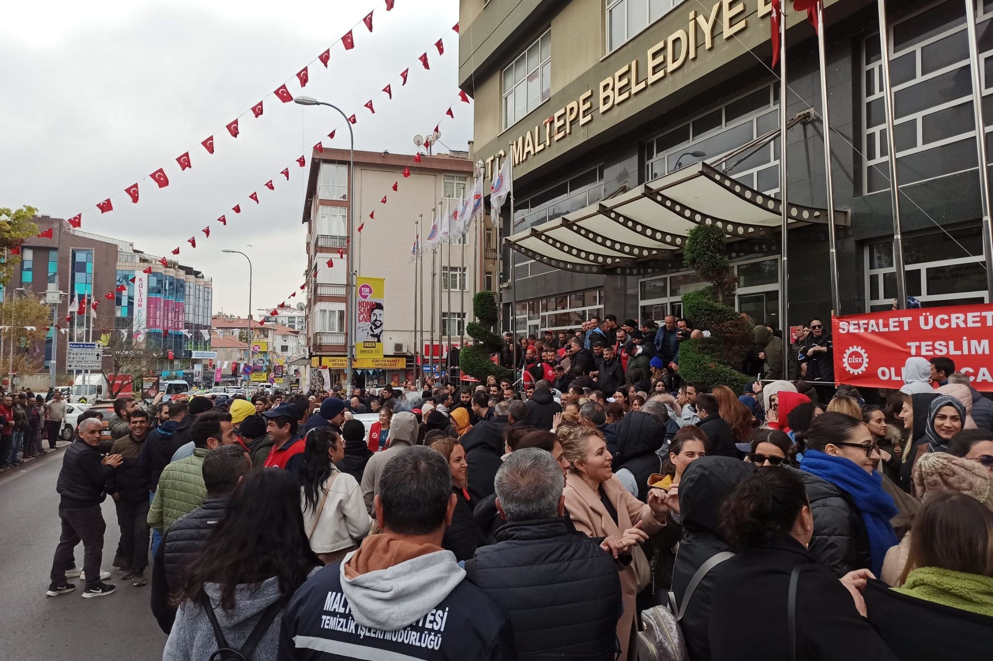 Grevdeki Maltepe Belediyesi işçileri: Tasarrufa işçi hayatlarından çalınarak başlanmasın