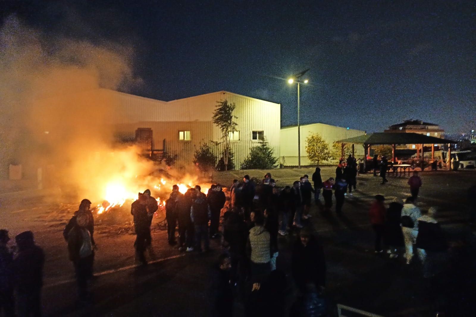 Maltepe Belediyesi işçisi belediye binası önünde: İşçiler çalışmıyor diyenler şimdi dönüp baksınlar