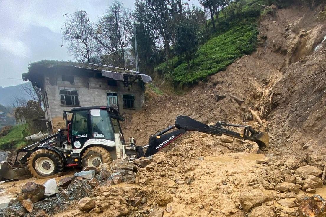 Rize'de şiddetli yağış nedeniyle 21 köy yolunda heyelan oldu