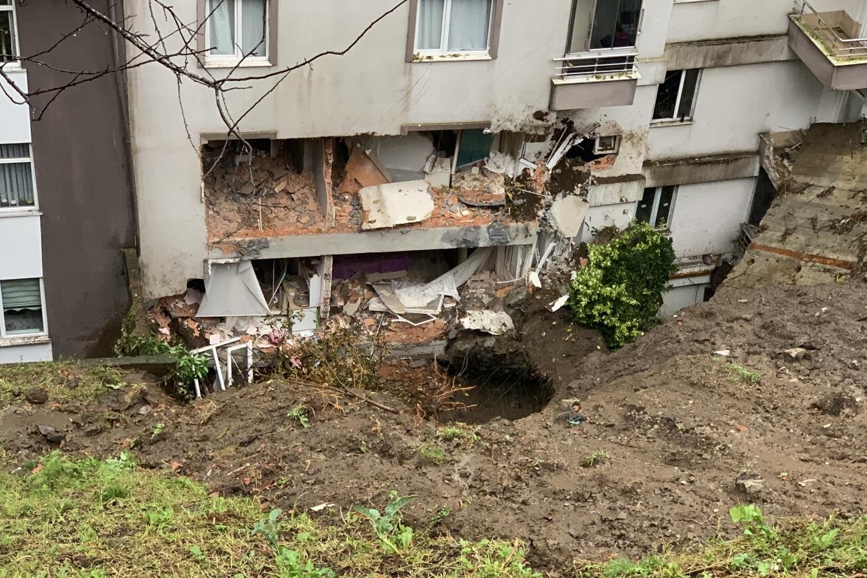 Rize'de heyelanın vurduğu evlere 60 ton toprak girmiş