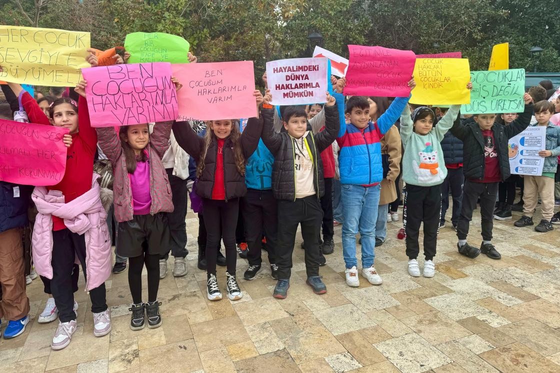 Manisa'da çocuklar hakları için yürüdü