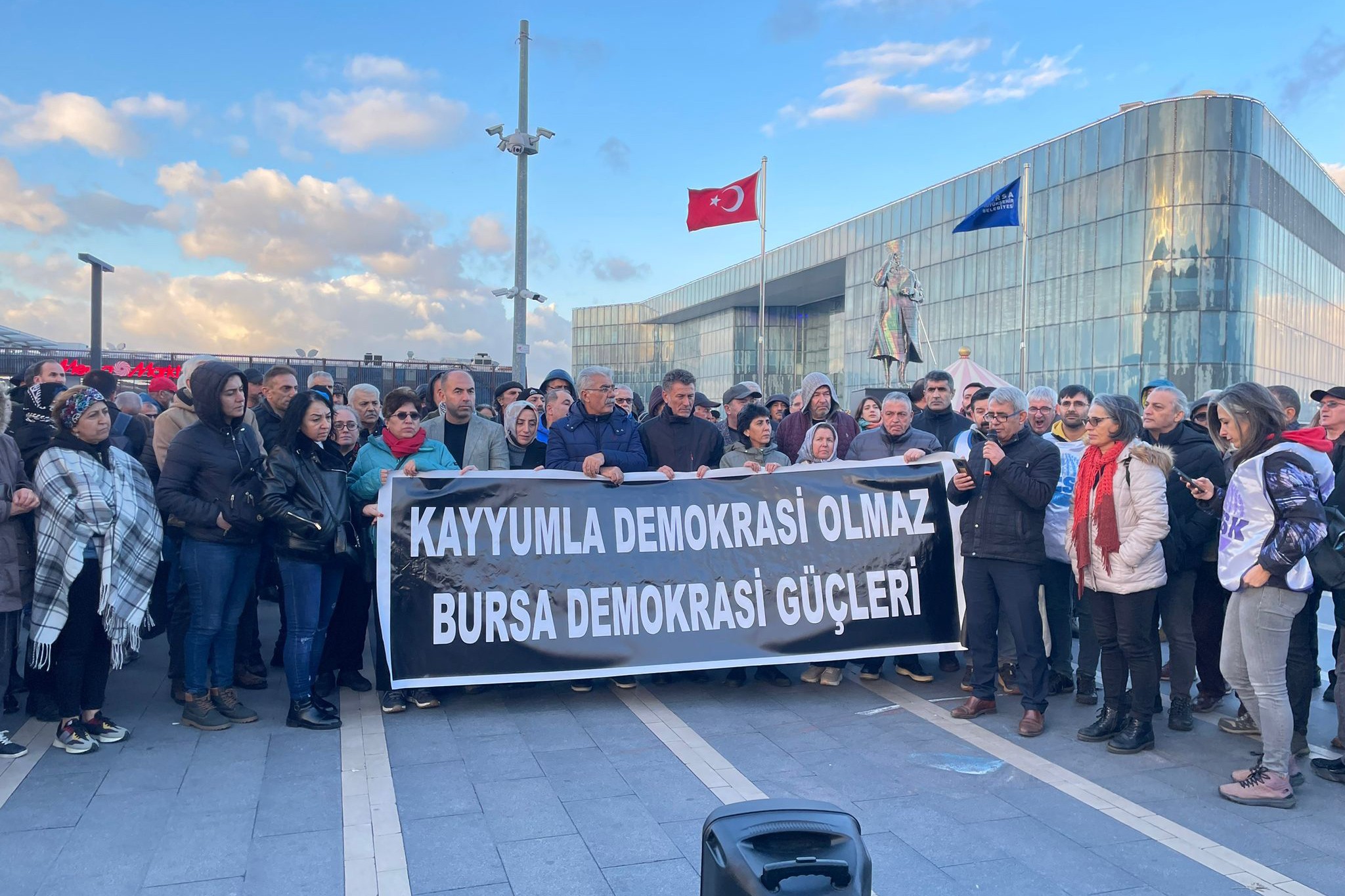 Bursa'da kayyım protestosu: İrademize, emeğimize, barışa sahip çıkacağız