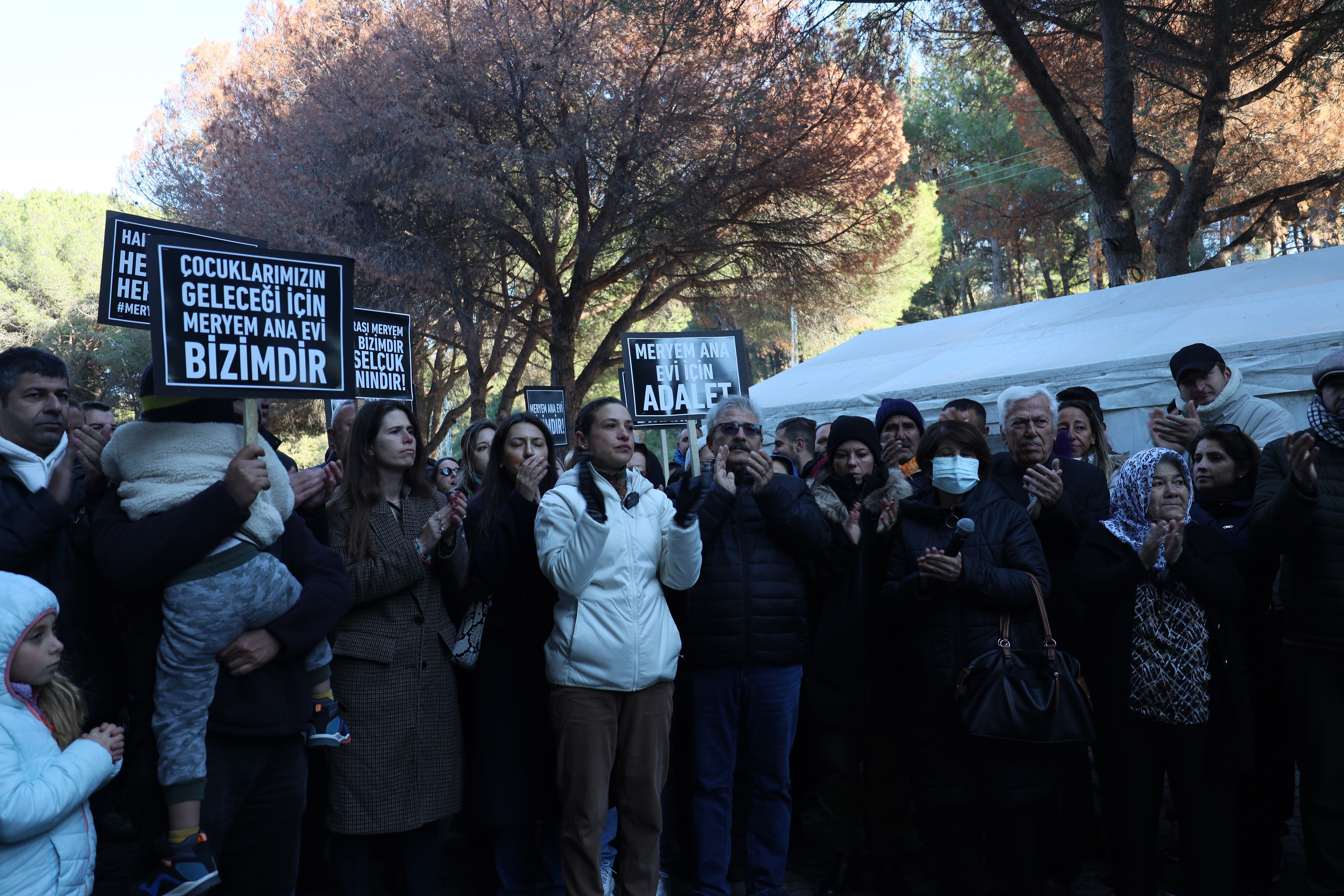 Efes Selçuk halkı Meryem Ana Evi otopark gelirlerine el konulmasına karşı direniyor: “Bizim olan bizde kalacak”