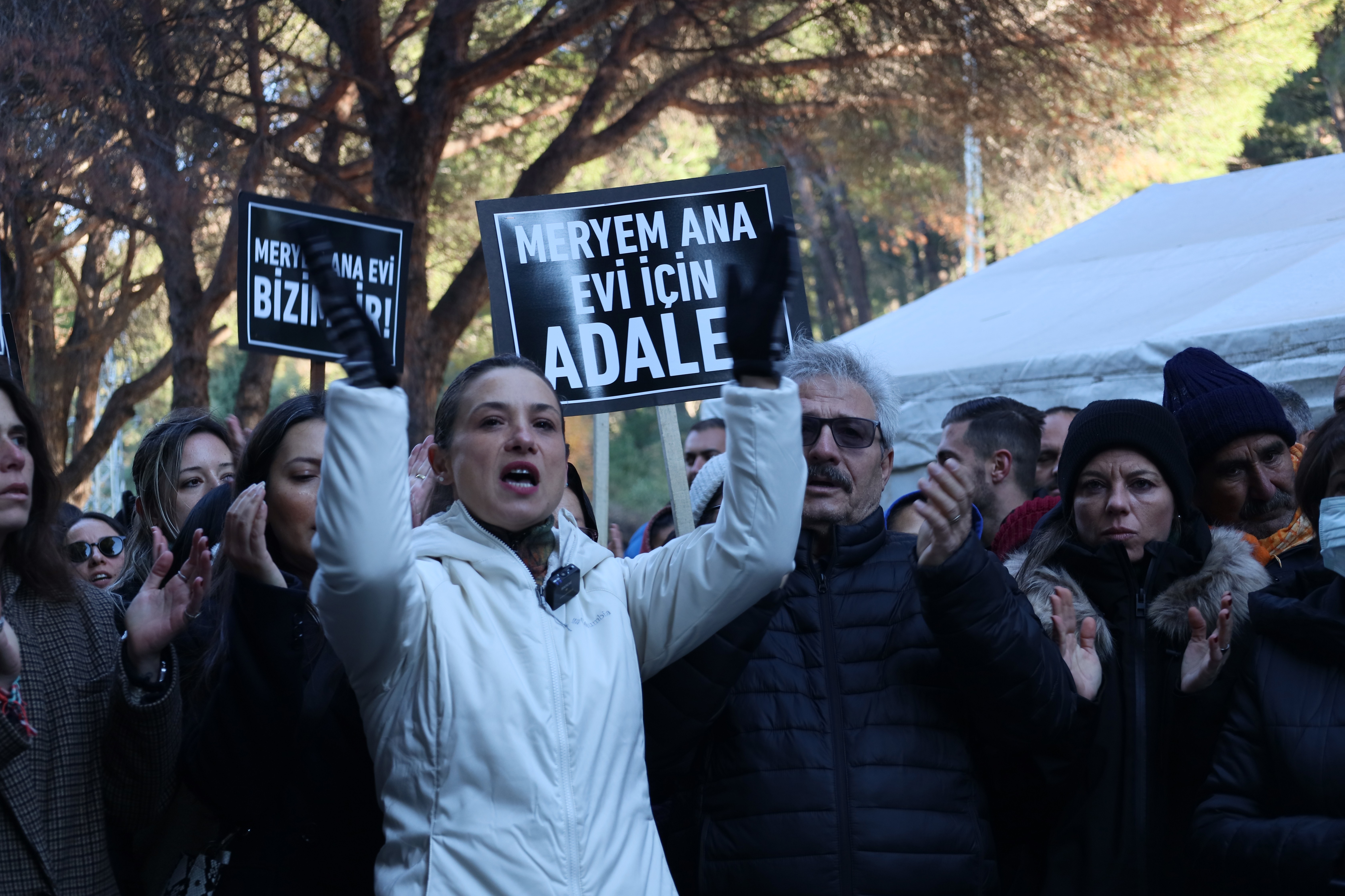 Efes Selçuk halkı Meryem Ana Evi otopark gelirlerine el konulmasına karşı nöbet eylemi başlattı 