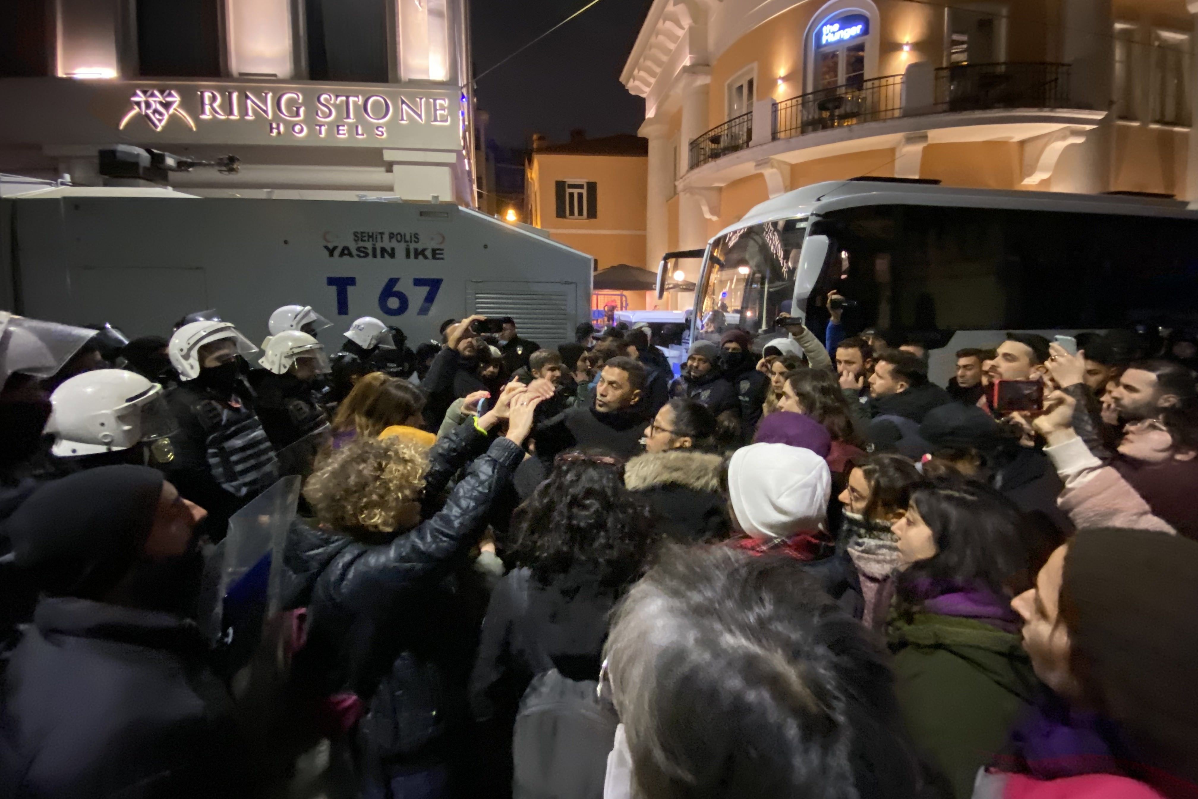 kadınlar polis barikatı önünde