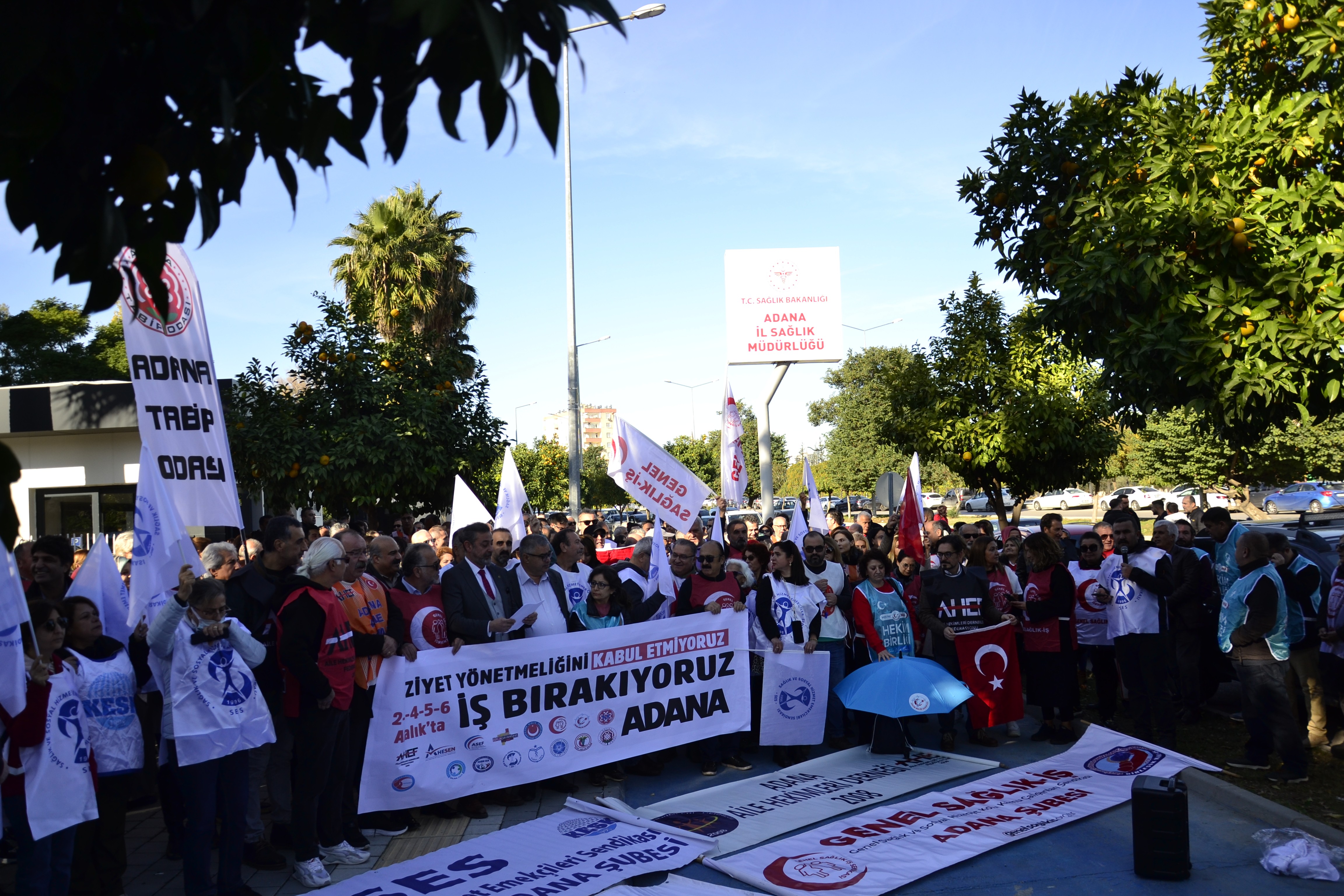 basın açıklaması yapan sağlık emekçileri