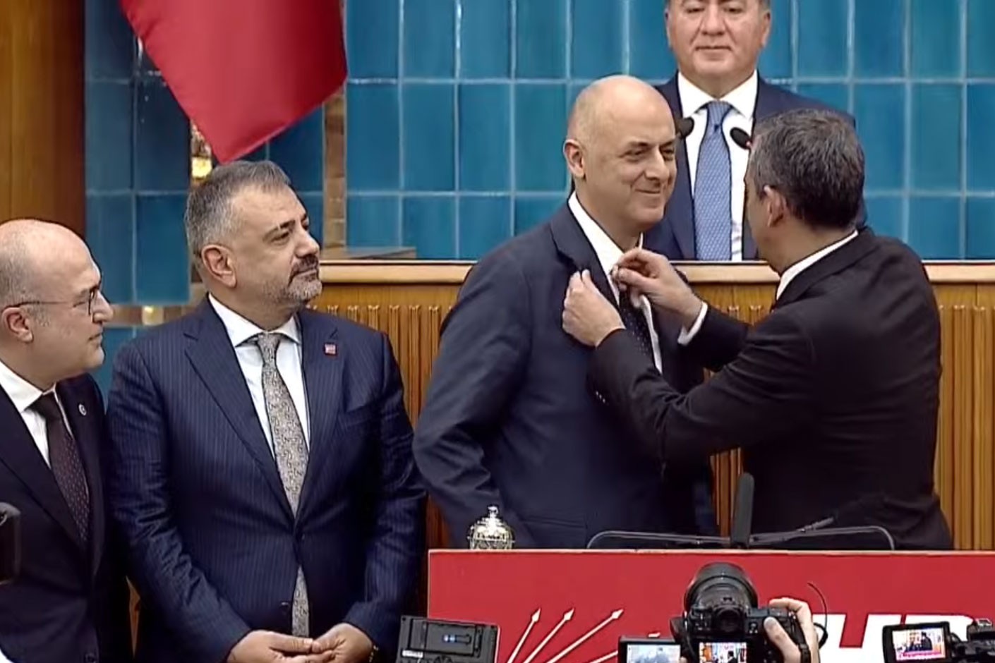 İYİP'ten istifa eden Ümit Özlale CHP'ye katıldı