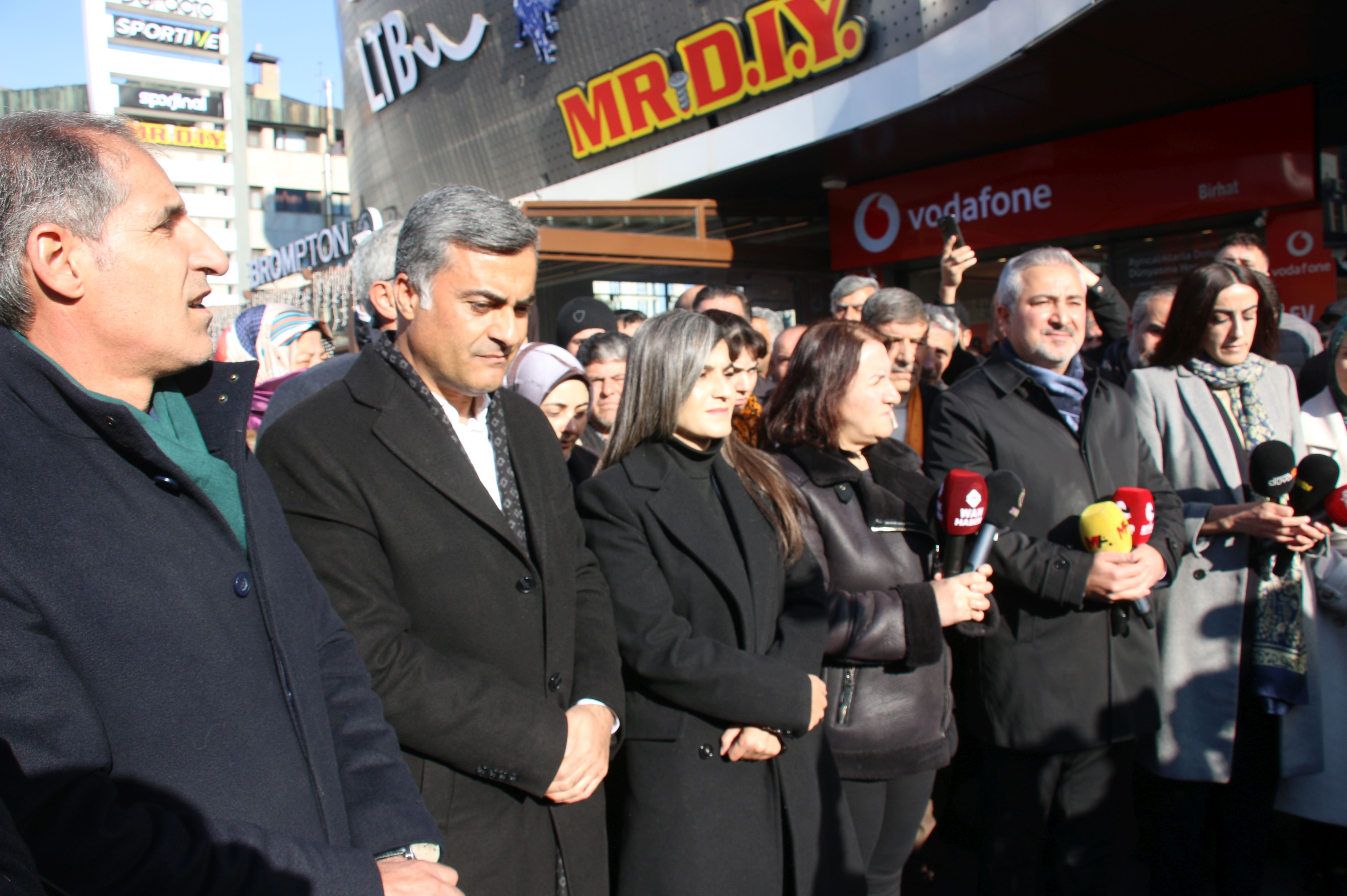 Van'da saldırıları ve Abdullah Zeydan hakkında verilen Yargıtay kararı protesto edildieden kitleye 