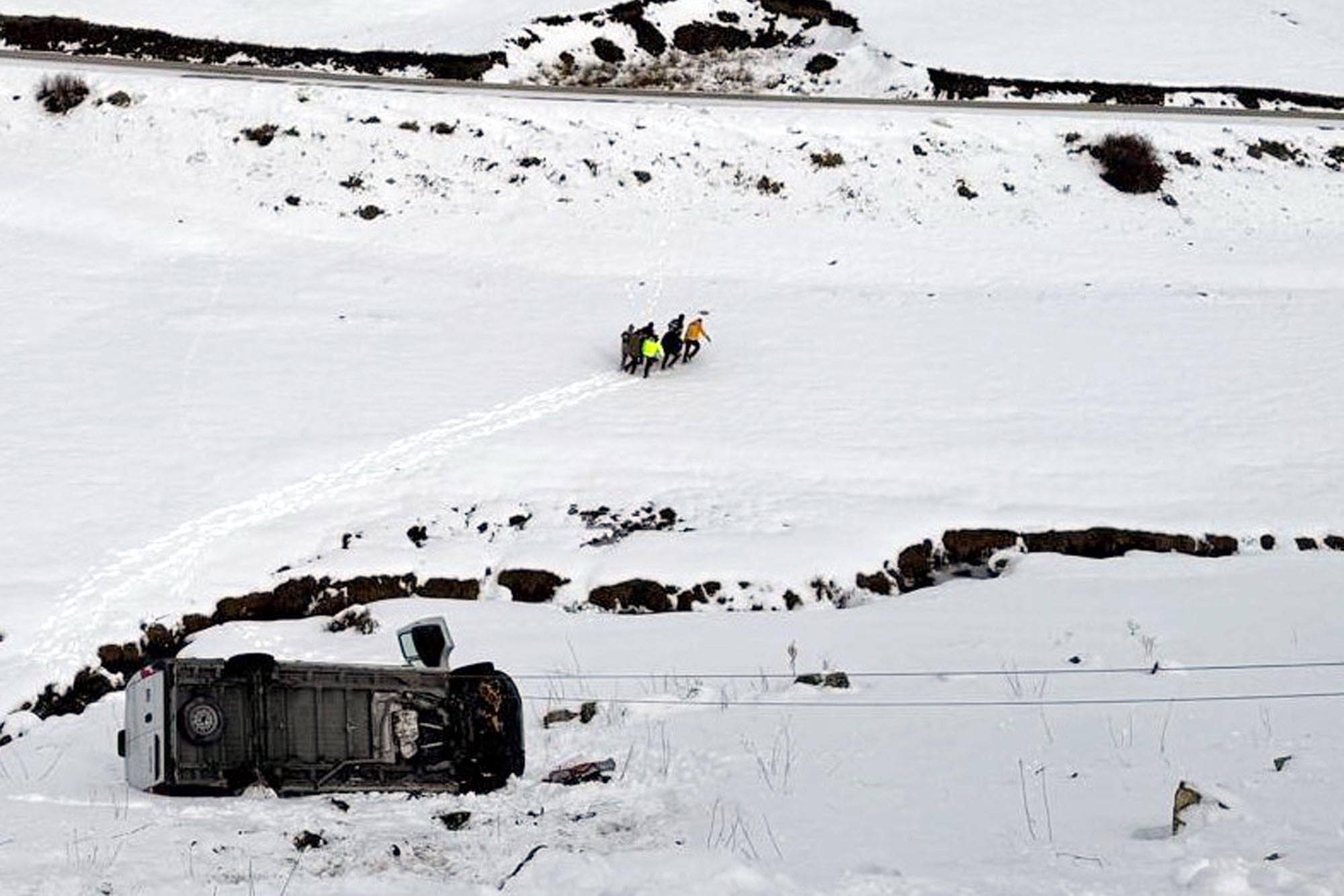 Erzurum'da karla kaplı şarampole yuvarlanan minibüs