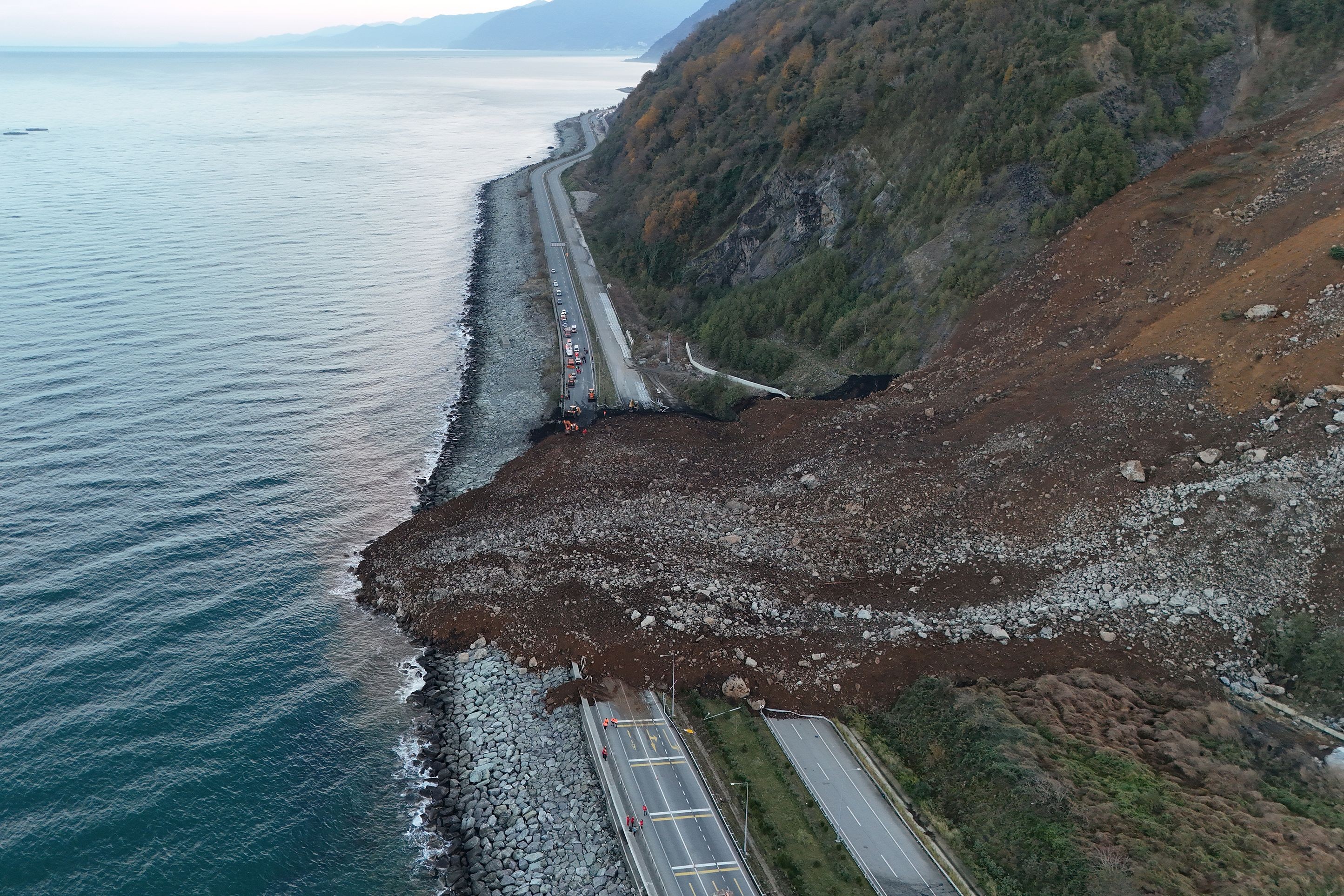 Artvin'de heyelan | Kapanan Karadeniz Sahil Yolu tek şeritten ulaşıma açıldı