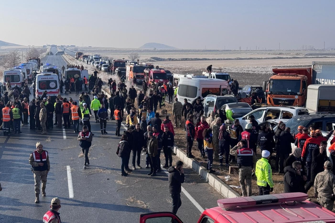 Van'da iki ayrı zincirleme trafik kazasında 1 kişi öldü, 51 kişi yaralandı