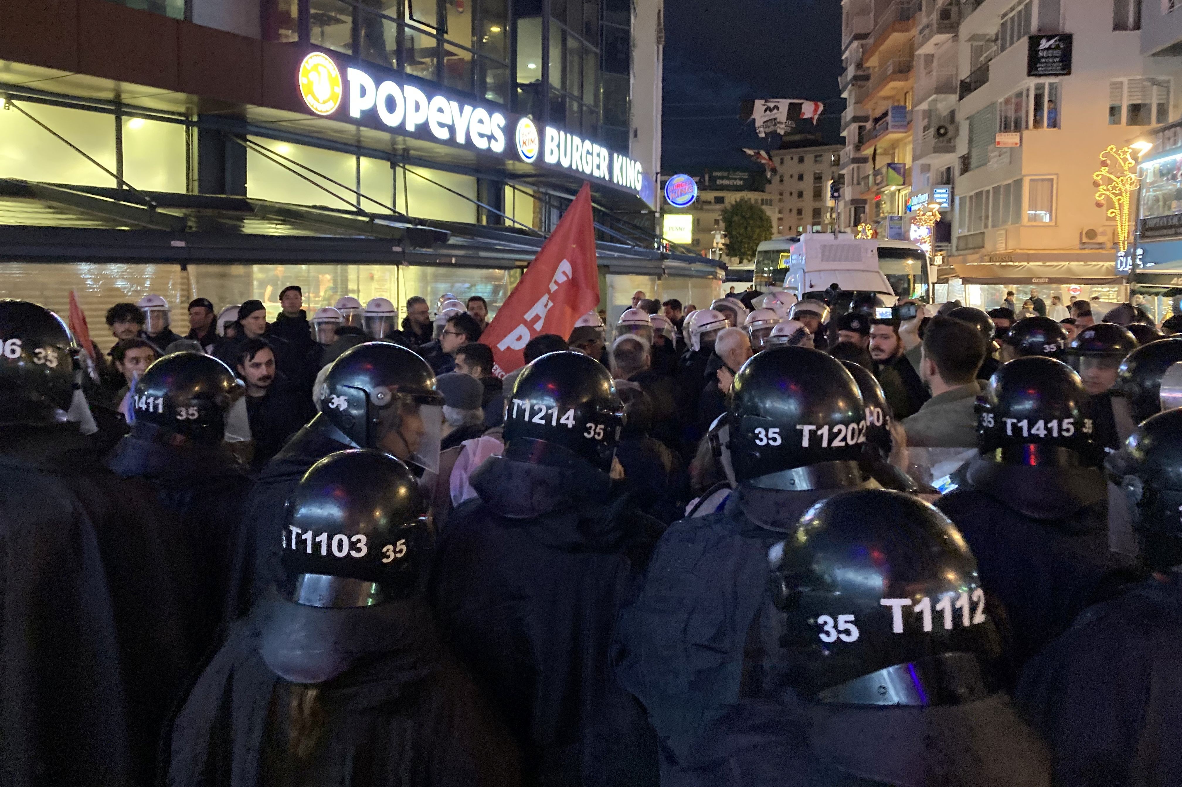 İzmir’de DEM Parti’nin basın açıklamasına polis engeli