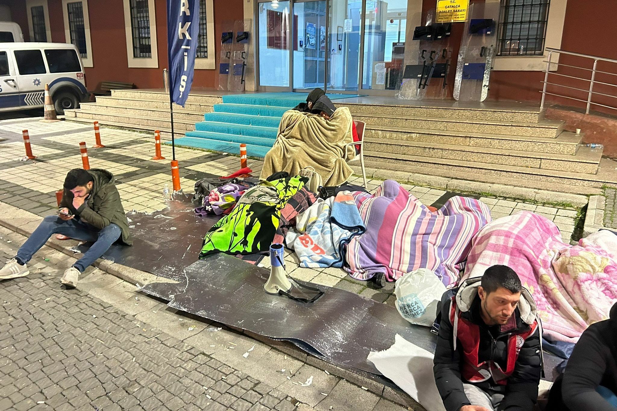 Polonez işçileri hakları için Çatalca Adliyesi önünde nöbette: Laf yerine icraat istiyoruz