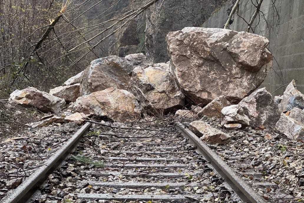 Karabük-Zonguldak karayolu ve demir yoluna düşen kayalar ulaşımda aksamalar yaşattı