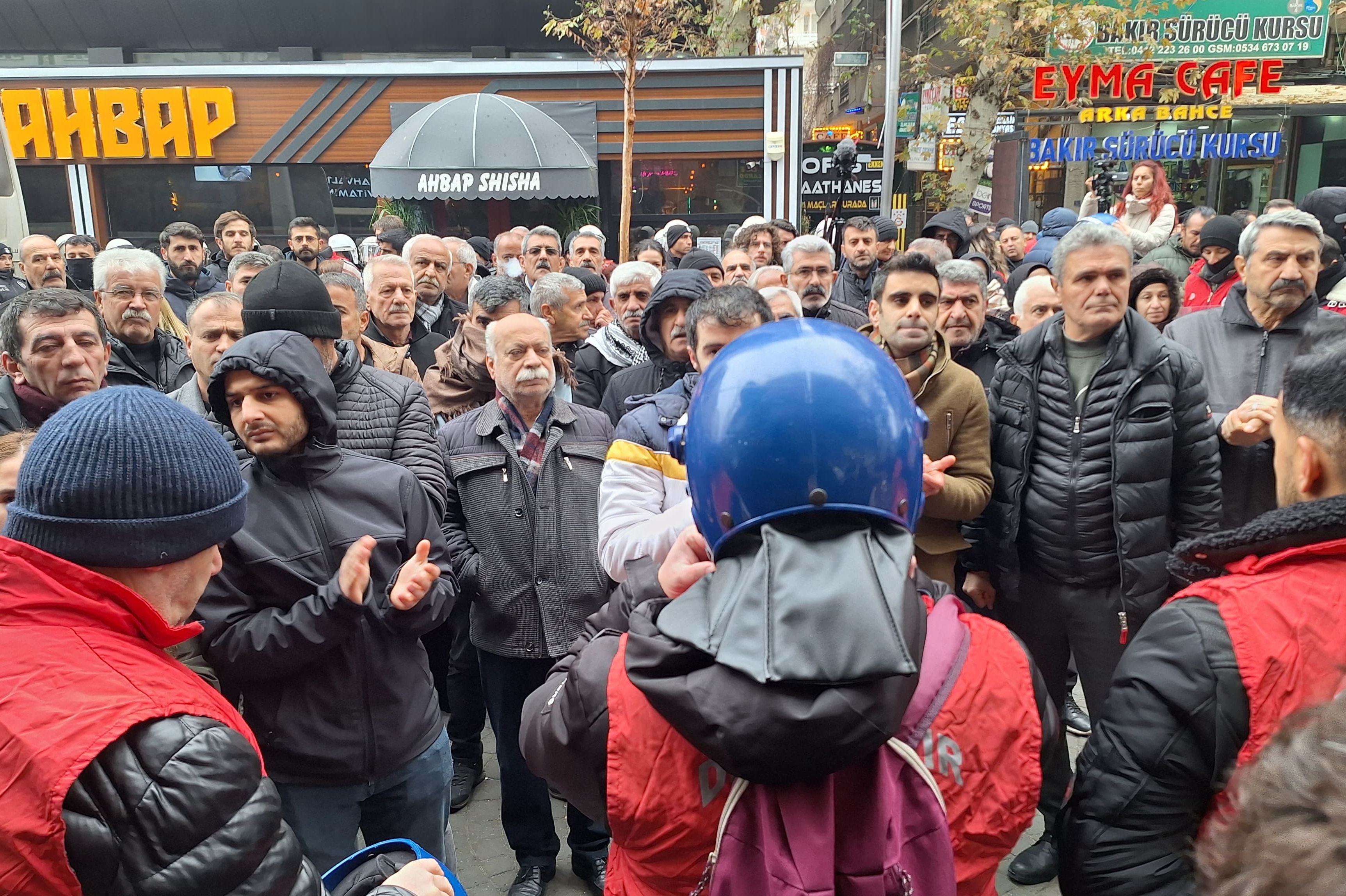 gazeteciler polisler tarafından engellendi