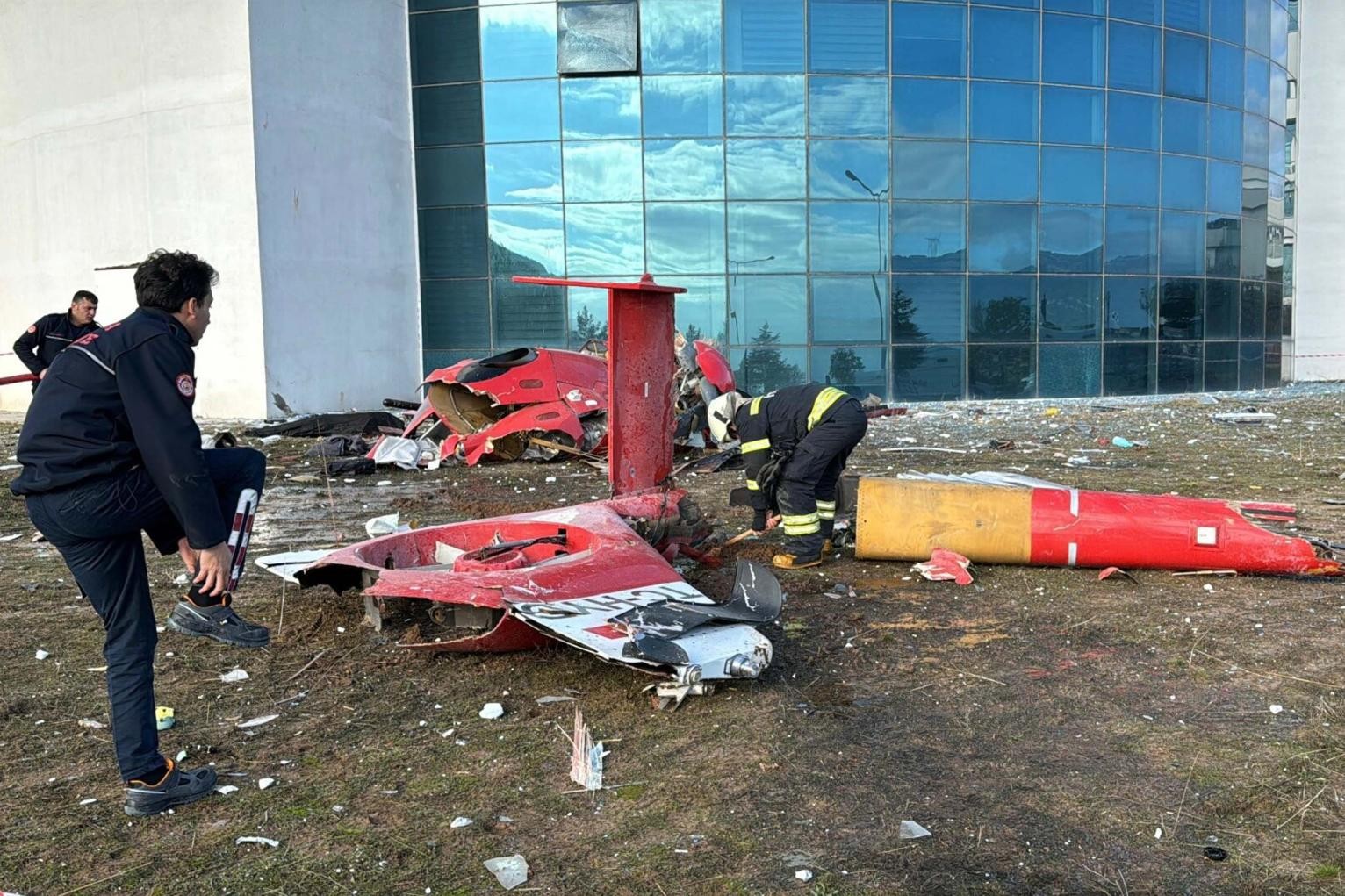 Muğla'da Eğitim ve Araştırma Hastanesine çarpan helikopterin enkazı