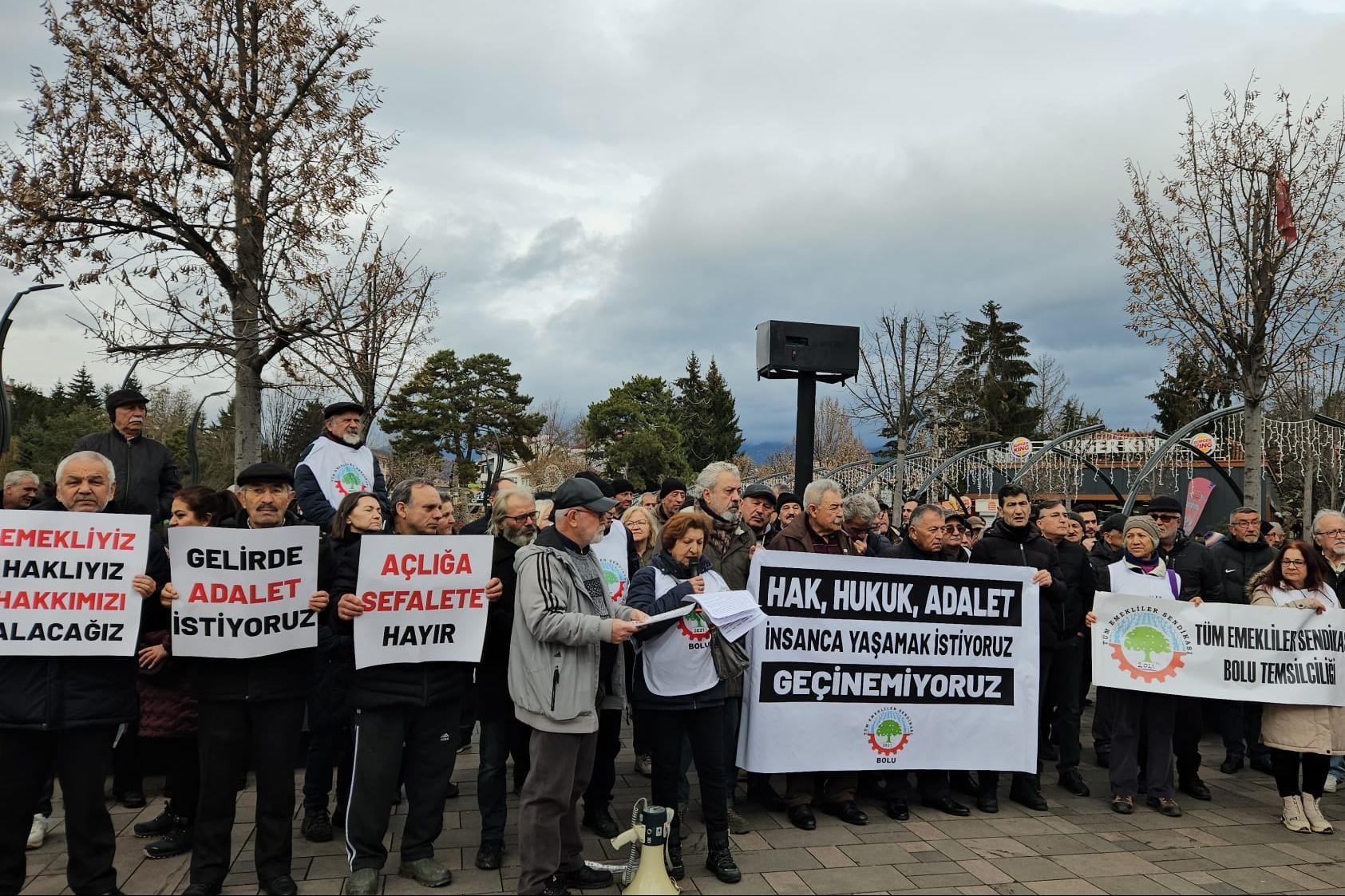 Bolu’da emekliler yürüdü: Hükümet emeklileri dilenci gibi görmekten  vazgeçmeli