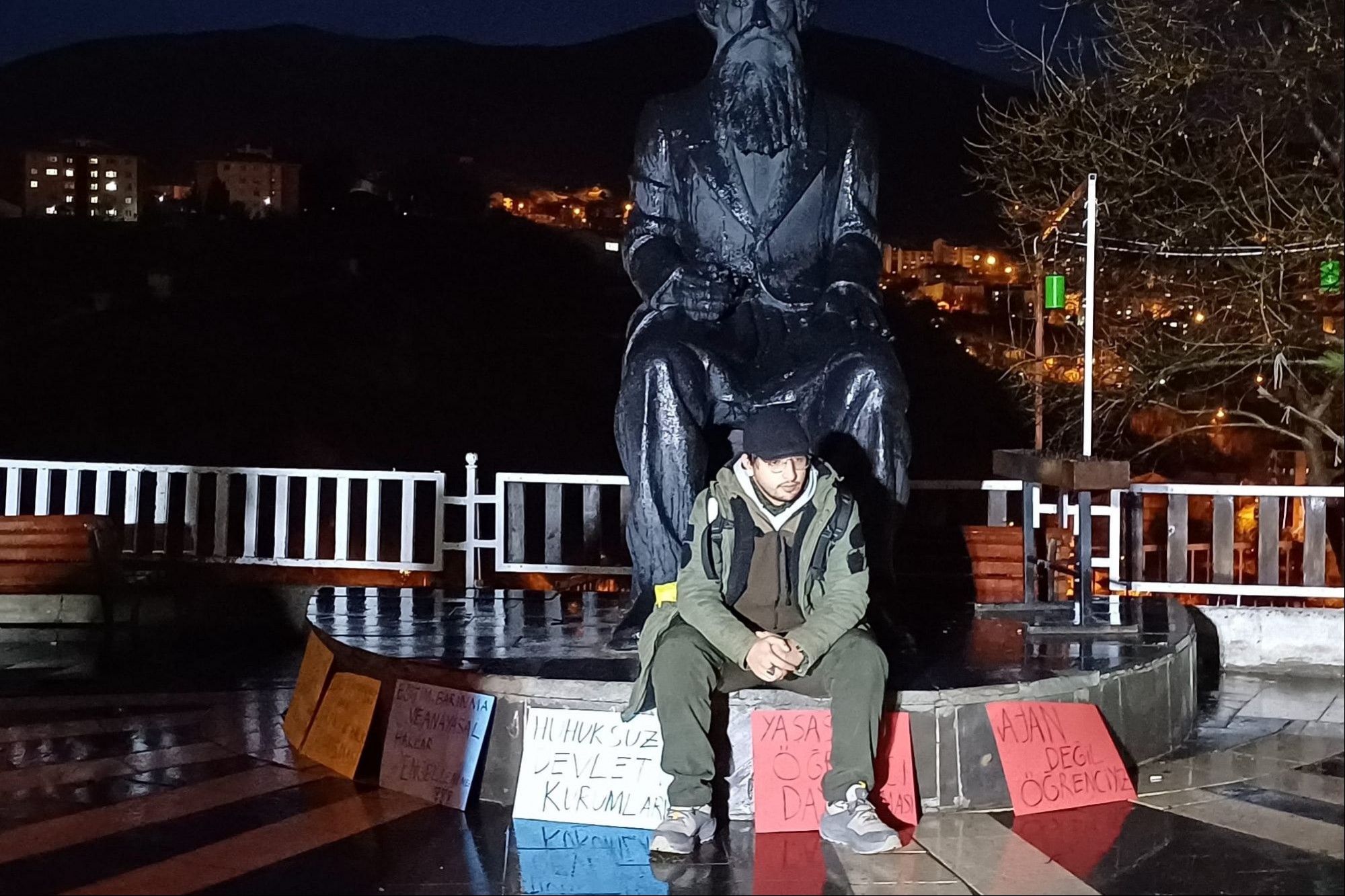 Dersim'de eylemini sürdüren öğrenci yurttan atıldı