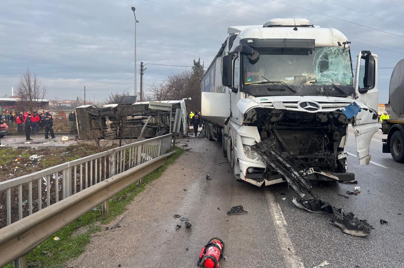 Balıkesir'de okul servisi ile tır çarpıştı: 8’i ağır 28 yaralı