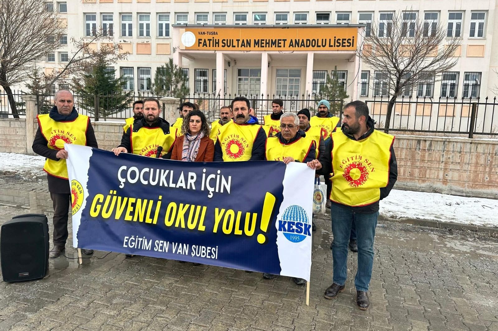 Eğitim Sen Van Şubesi okul önünde basın açıklaması yaptı