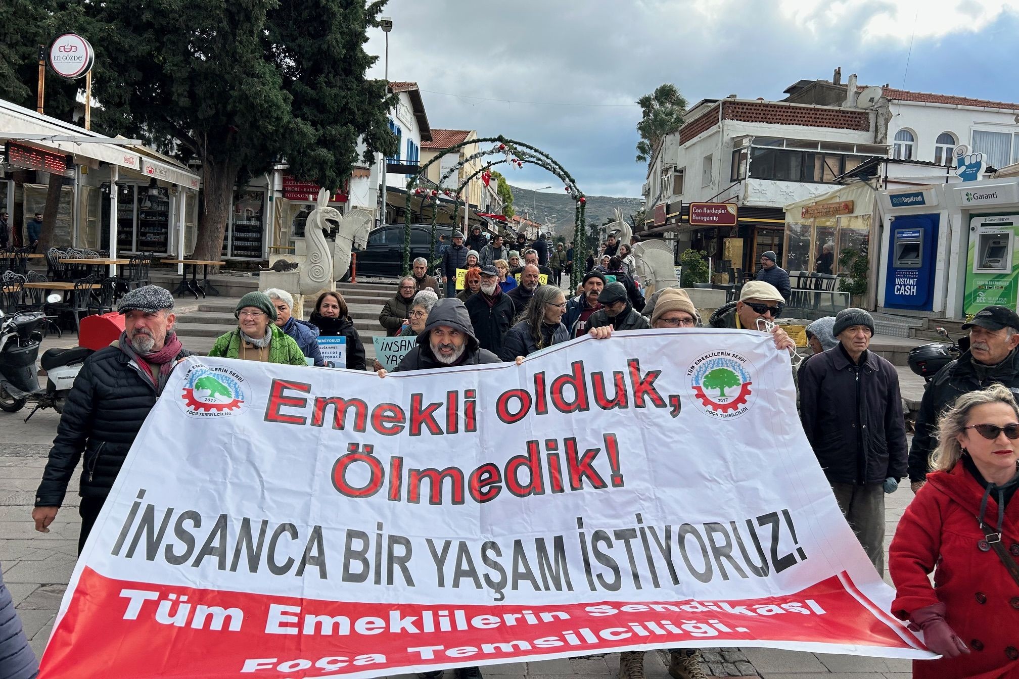 Foça'daki emek örgütleri asgari ücreti protesto etti: Bu sefaleti kabul etmeyeceğiz