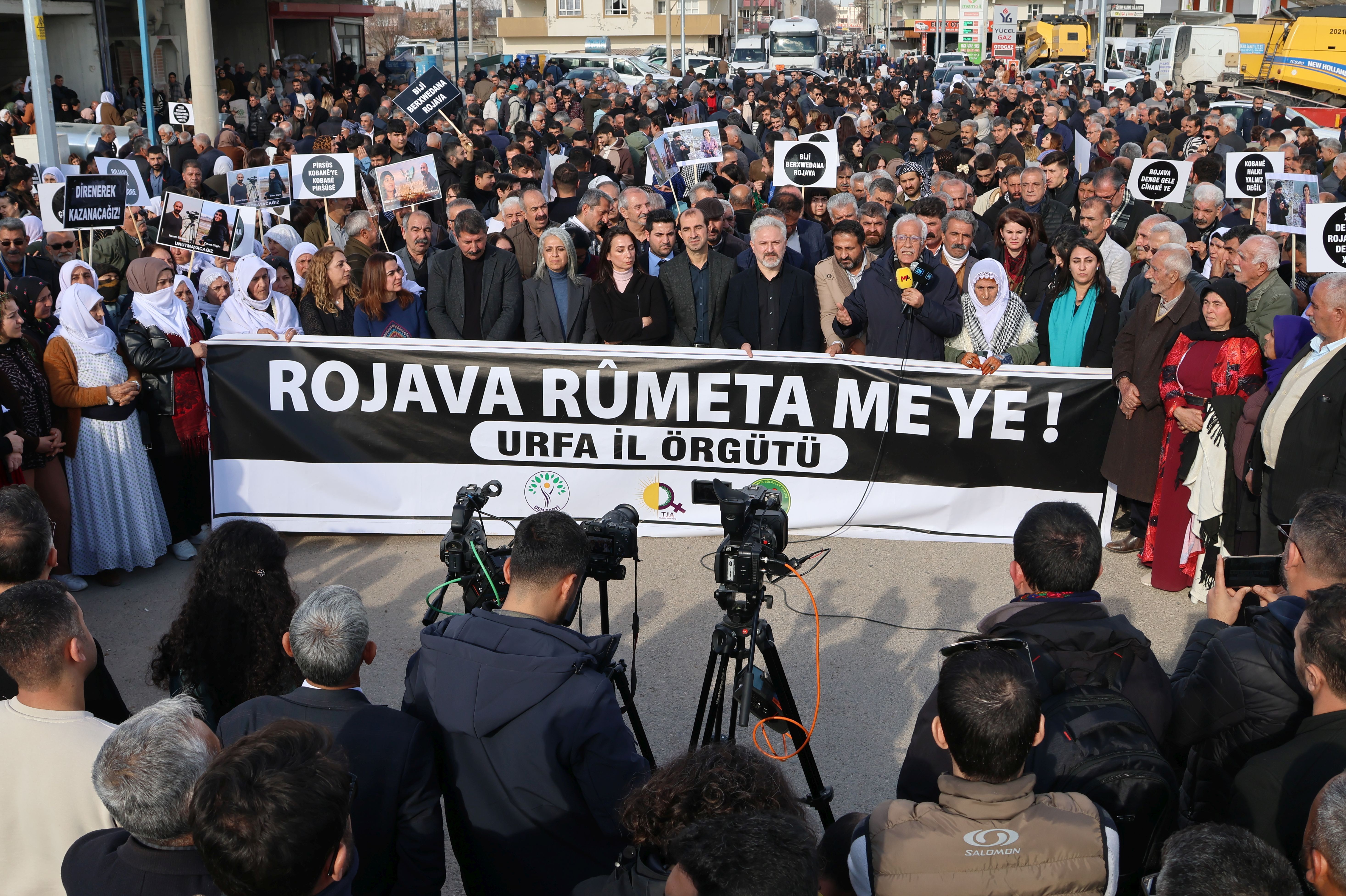 Kobanê sınırına yürüdüler | Hatimoğulları: Rojava'daki süreç netleşene kadar mücadeleden vazgeçmeyelim